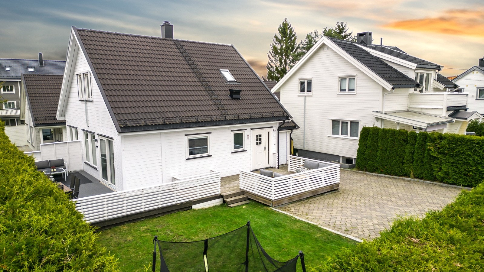 Erleveien 4 A er en flott enebolig fra 2002, med sentral og rolig beliggenhet Galleribilde