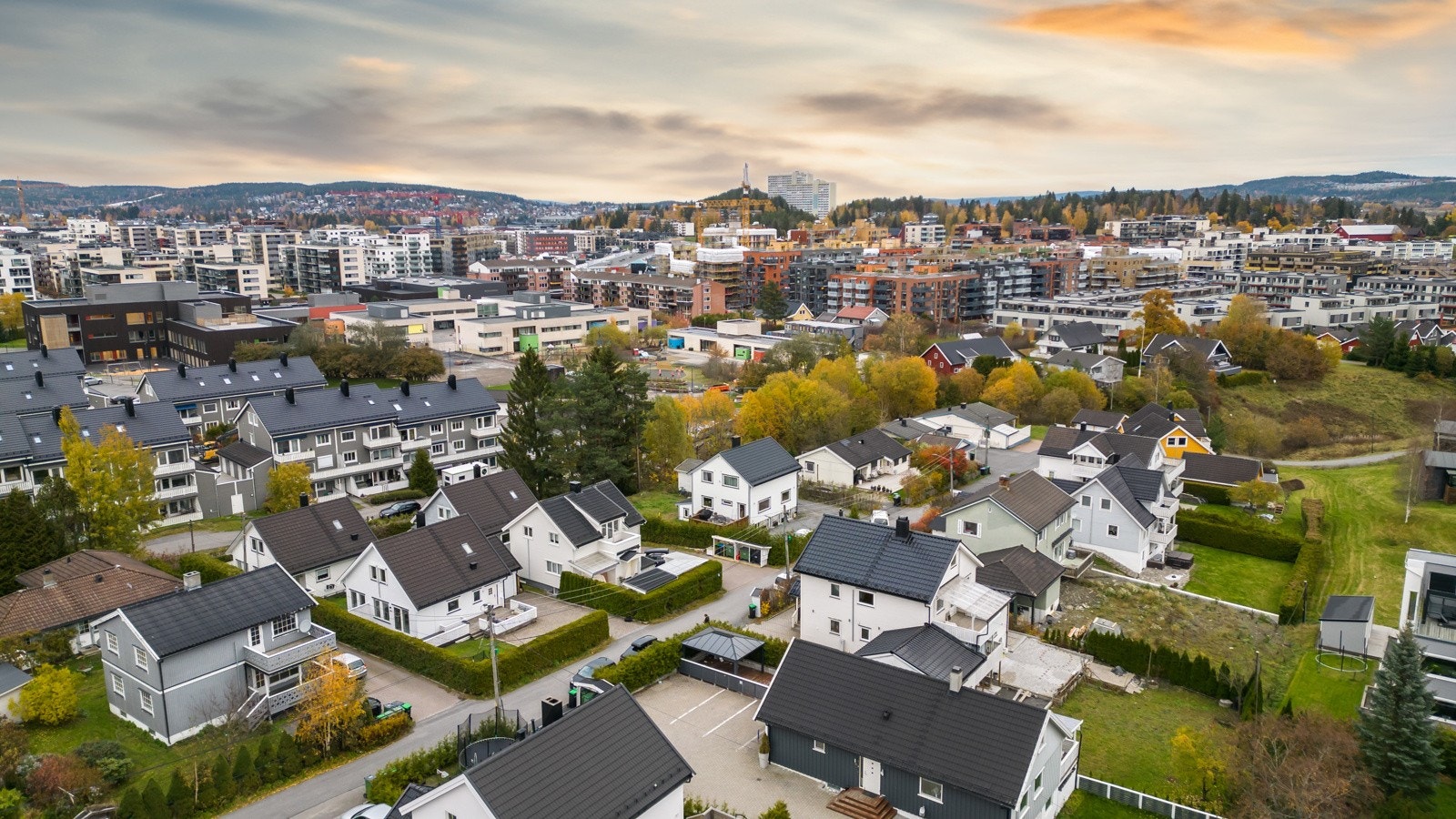 Boligen ligger i et sentralt, attraktivt og familievennlig boligområde på Vallerud / Rasta i Lørenskog kommune. Galleribilde
