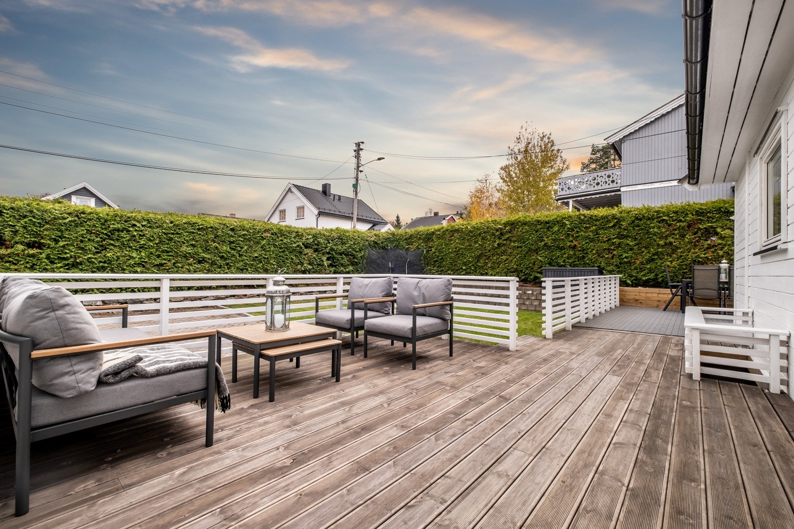 Hagen/terrassen ligger godt skjermet, slik at man kan nyte sommerdagene uten innsyn. Galleribilde