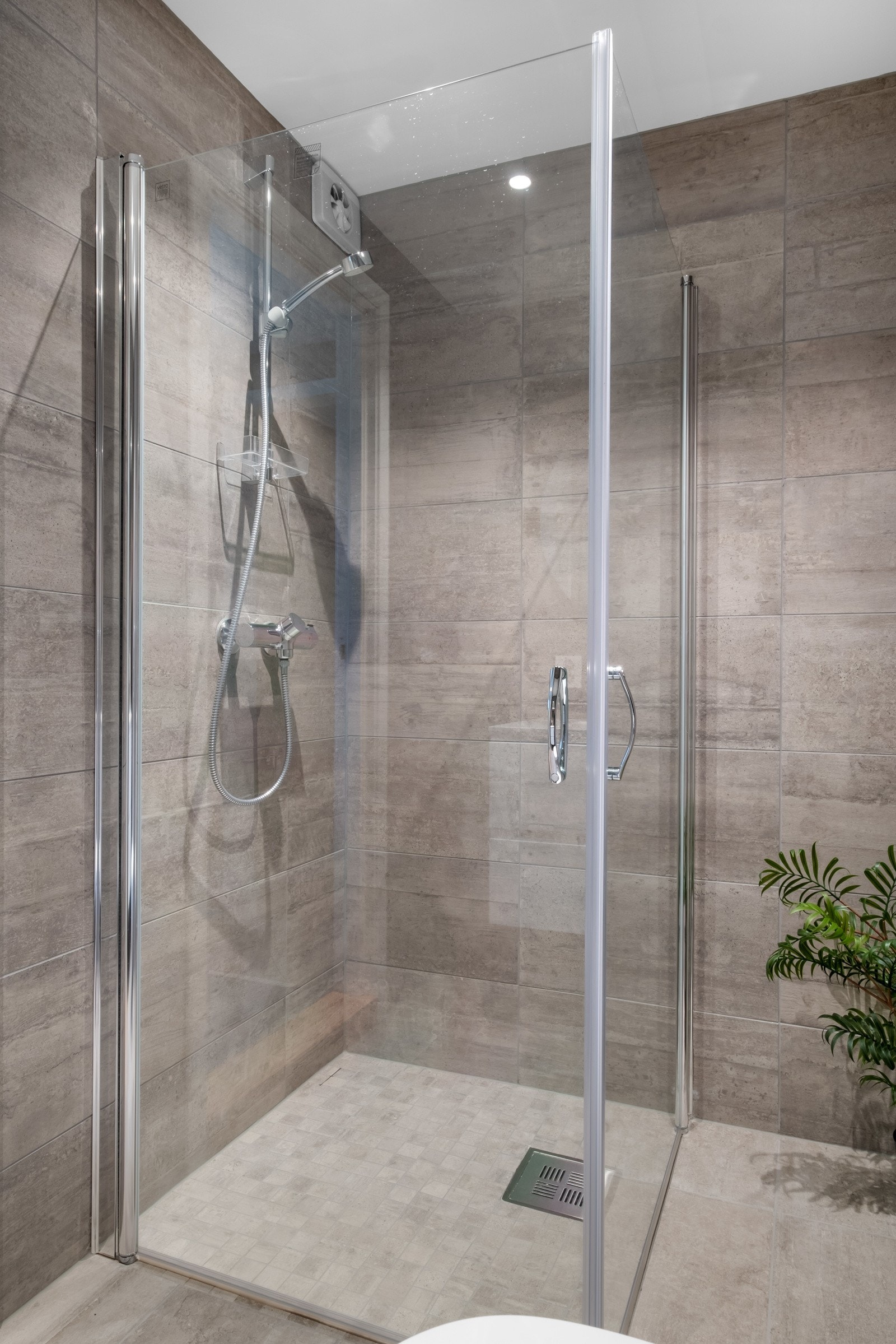 Dusjhjørnet har glassdører og et veggmontert dusjarmatur. Rommet er ikke godkjent for varig oppholdsrom, ikke byggemeldt. Galleribilde