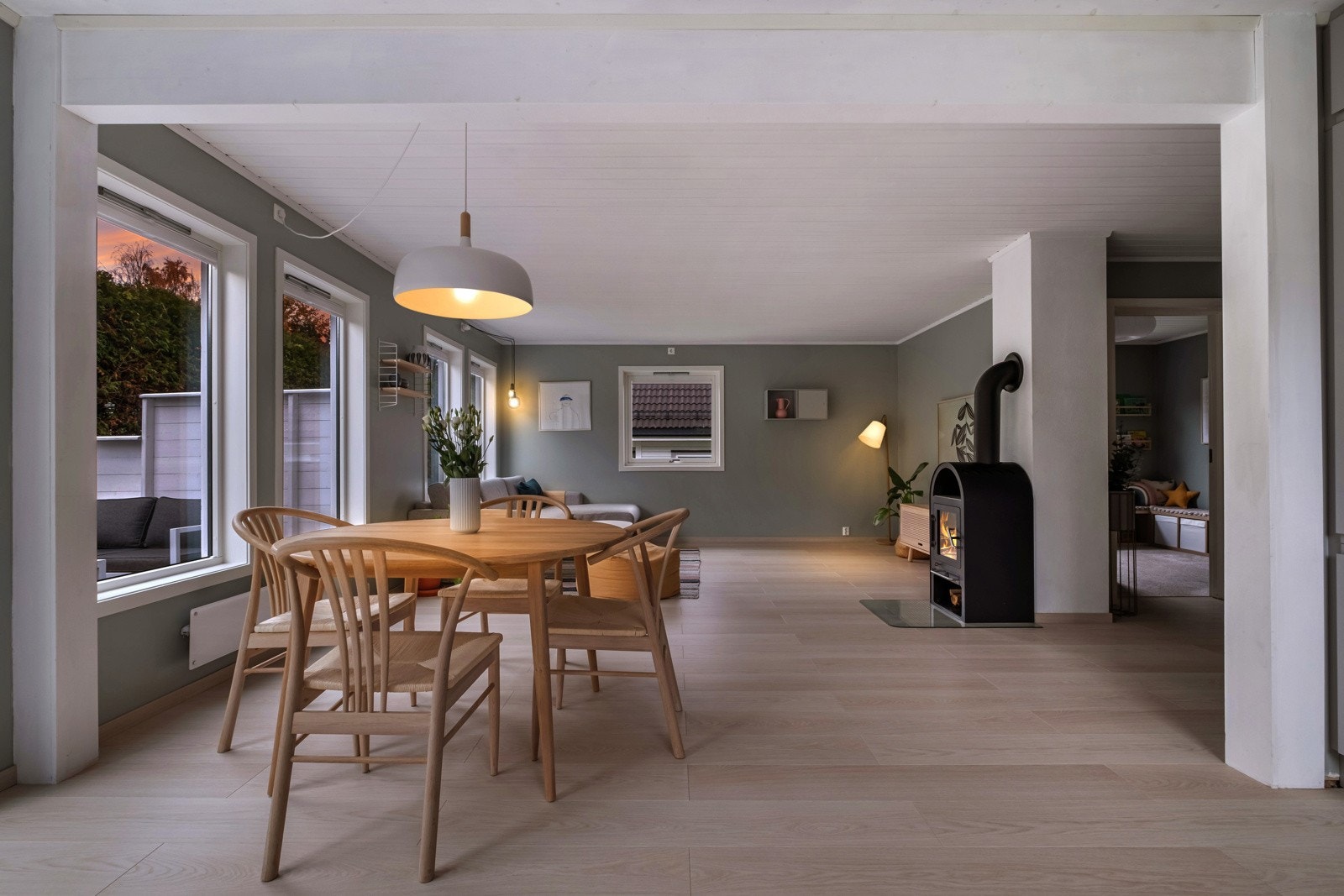 Boligen har god plass til spisebord, her kan hele familien samles. Galleribilde