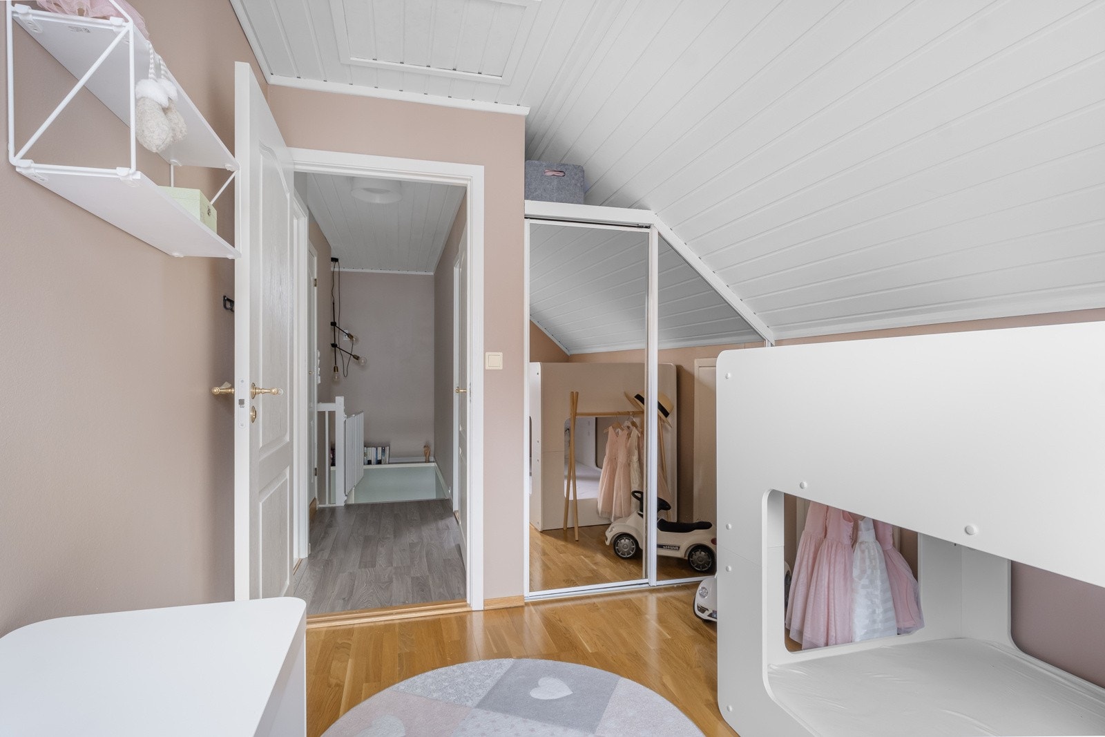 Soverommene i 2 etasje har praktiske skyvedører for lagring. Galleribilde