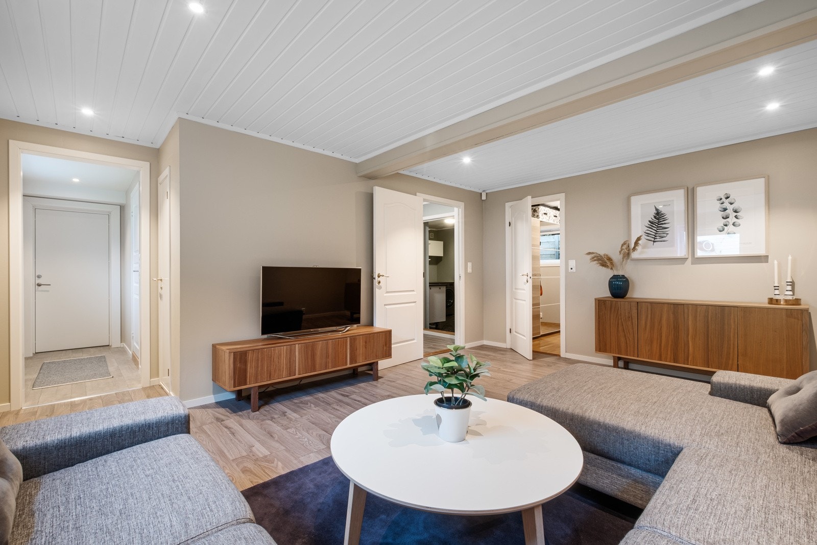 Kjellerstuen er romslig og har gode møbleringsmuligheter. Rommet er ikke godkjent for varig oppholdsrom. Galleribilde