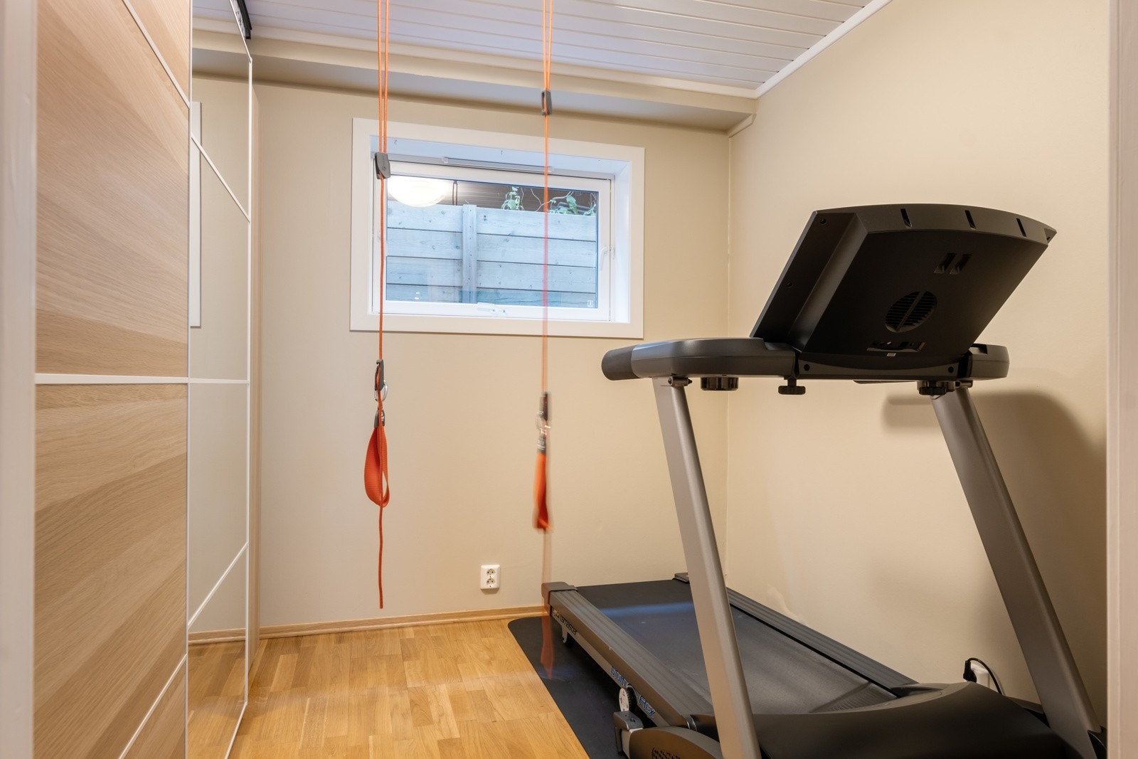 Dette rommet er tidligere blitt brukt som soverom, nå trimrom. Det er ikke omsøkt til varig opphold, og ikke et godkjent soverom. Galleribilde