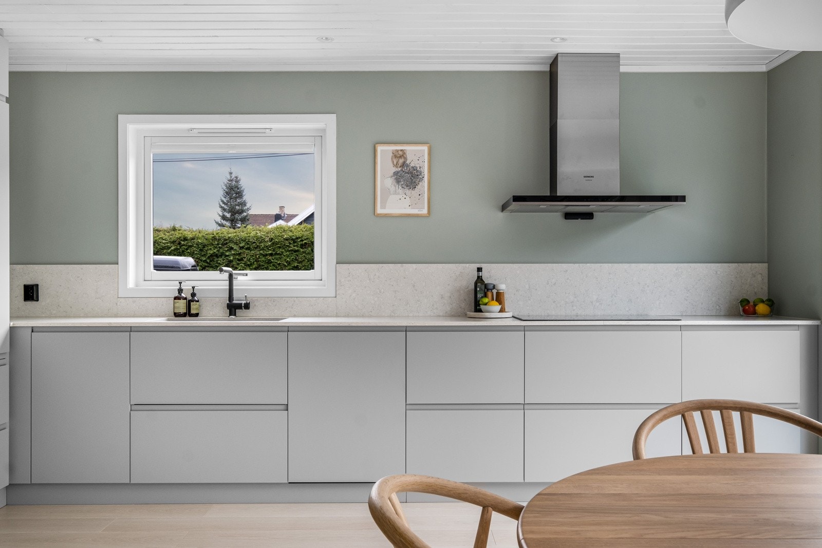 Den nedfelte platetoppen bidrar til et ryddig utseende, og ventilatoren over platetoppen. Galleribilde