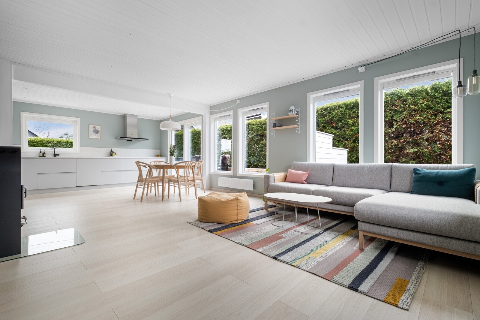 De store vindusflatene slipper inn rikelig med naturlig lys og gir en følelse av luftighet og rom. Galleribilde