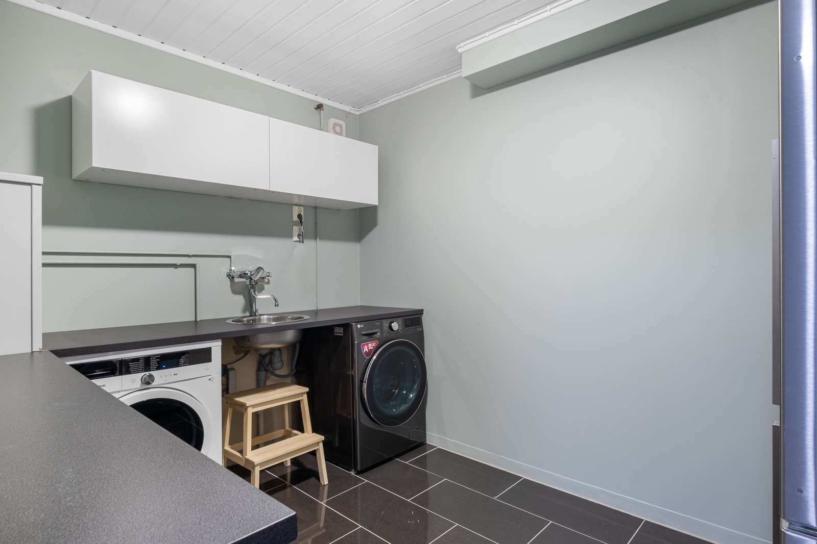 Separat vaskerom med standard fra byggeår. Galleribilde