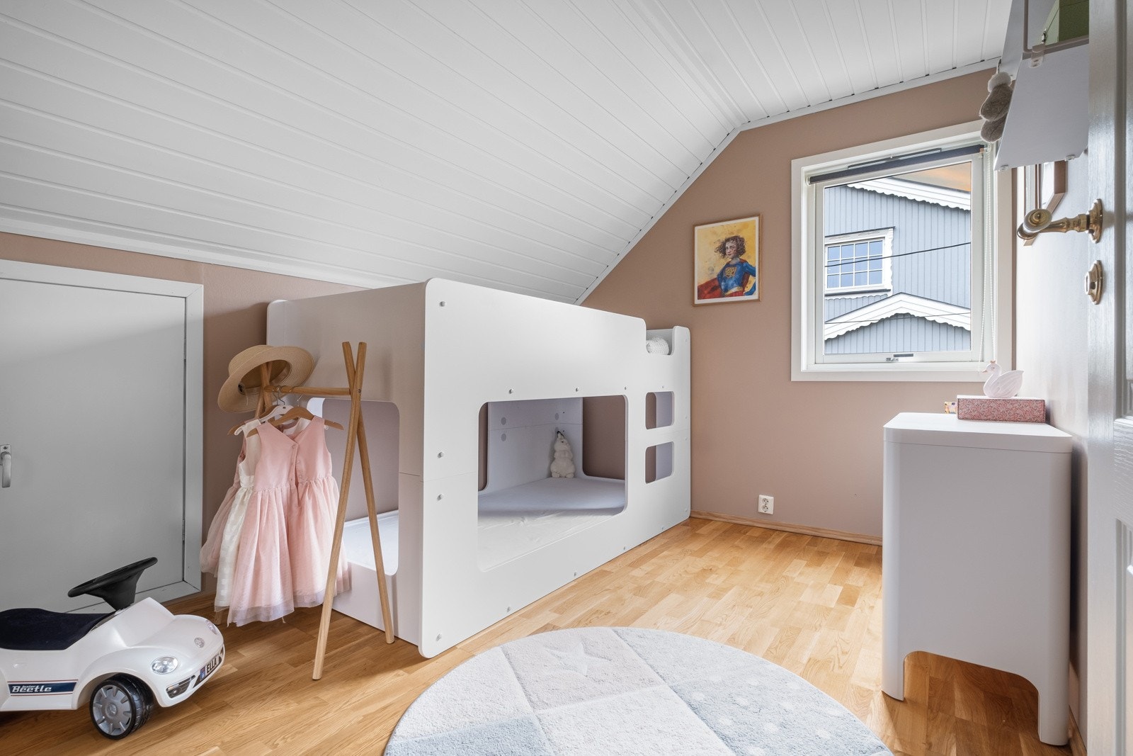 I loftsetasjen ligger 2 av boligens soverom. Galleribilde