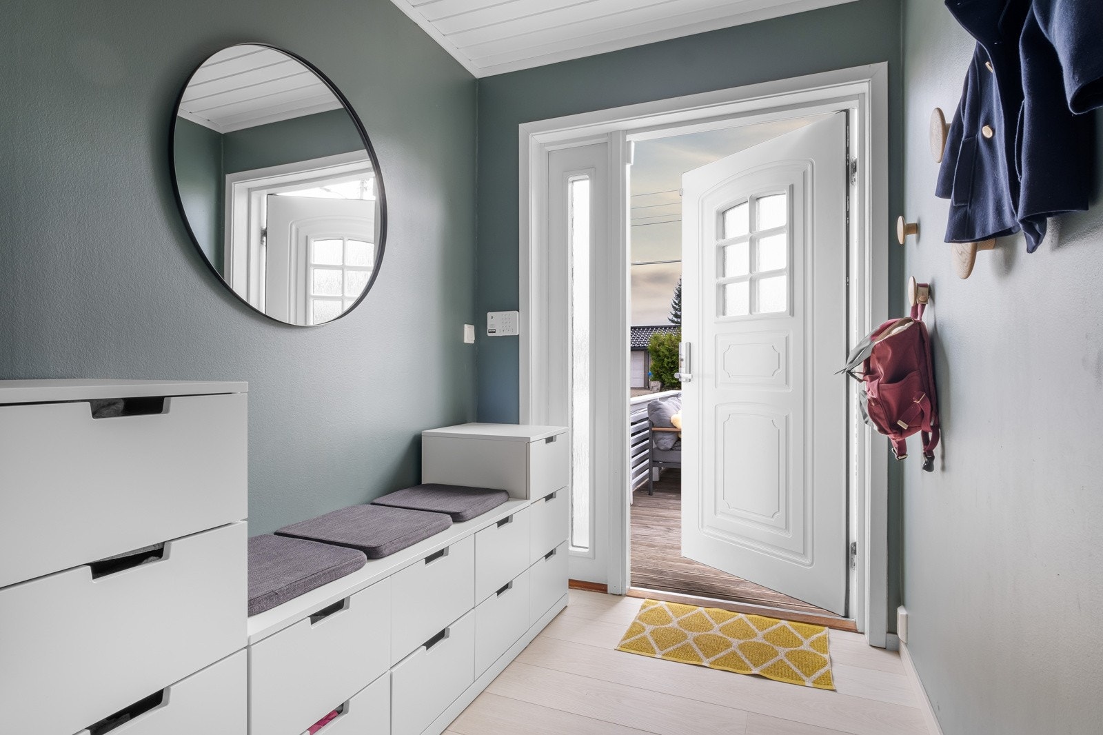 Flott og moderne inngangsparti med en behagelig fargetone på veggene som skaper en inviterende atmosfære. Galleribilde