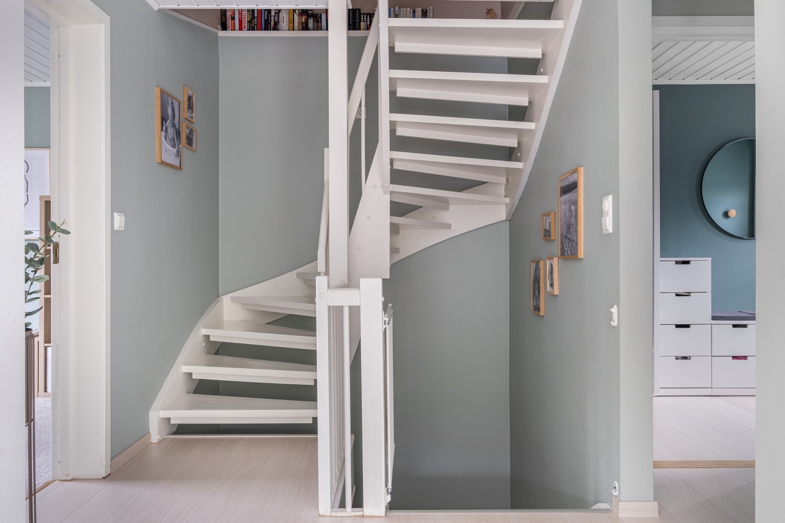 Trappen leder seg videre opp i 2 etasje. Galleribilde