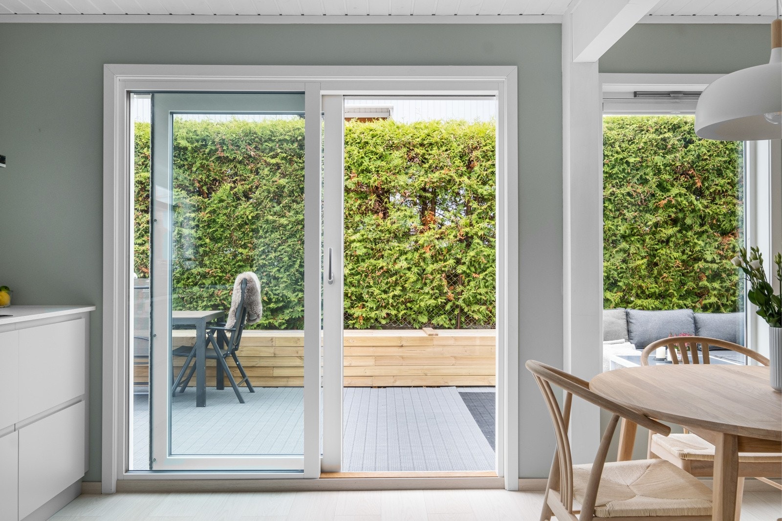 Fra stuen/kjøkkenet har du direkte utgang til terrassen, perfekt for å nyte frisk luft og vakre omgivelser både innendørs og utendørs. Galleribilde