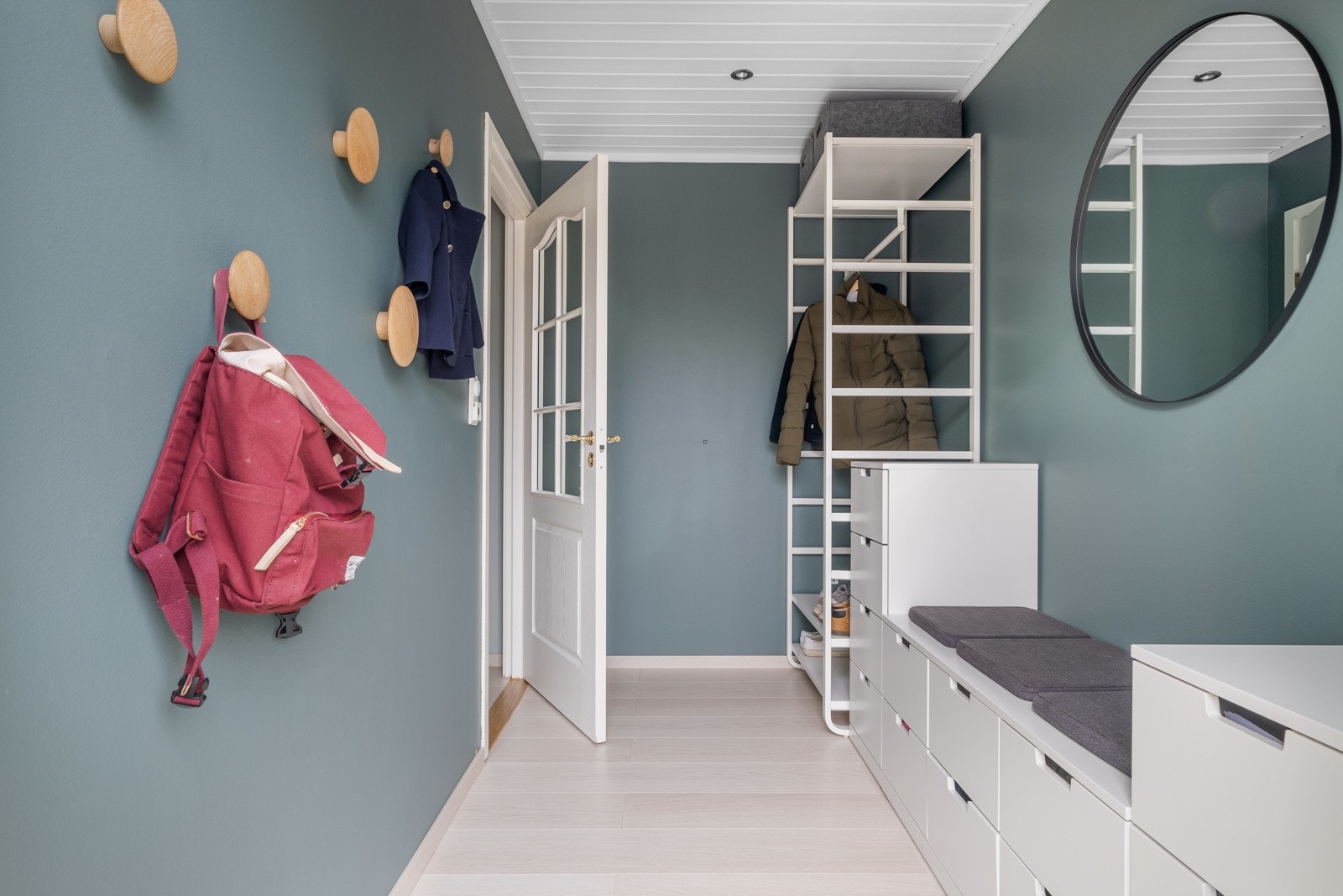 Flott laminatgulvet som gir rommet et moderne preg, mens downlights bidrar til å belyse og fremheve detaljene i rommet. Galleribilde