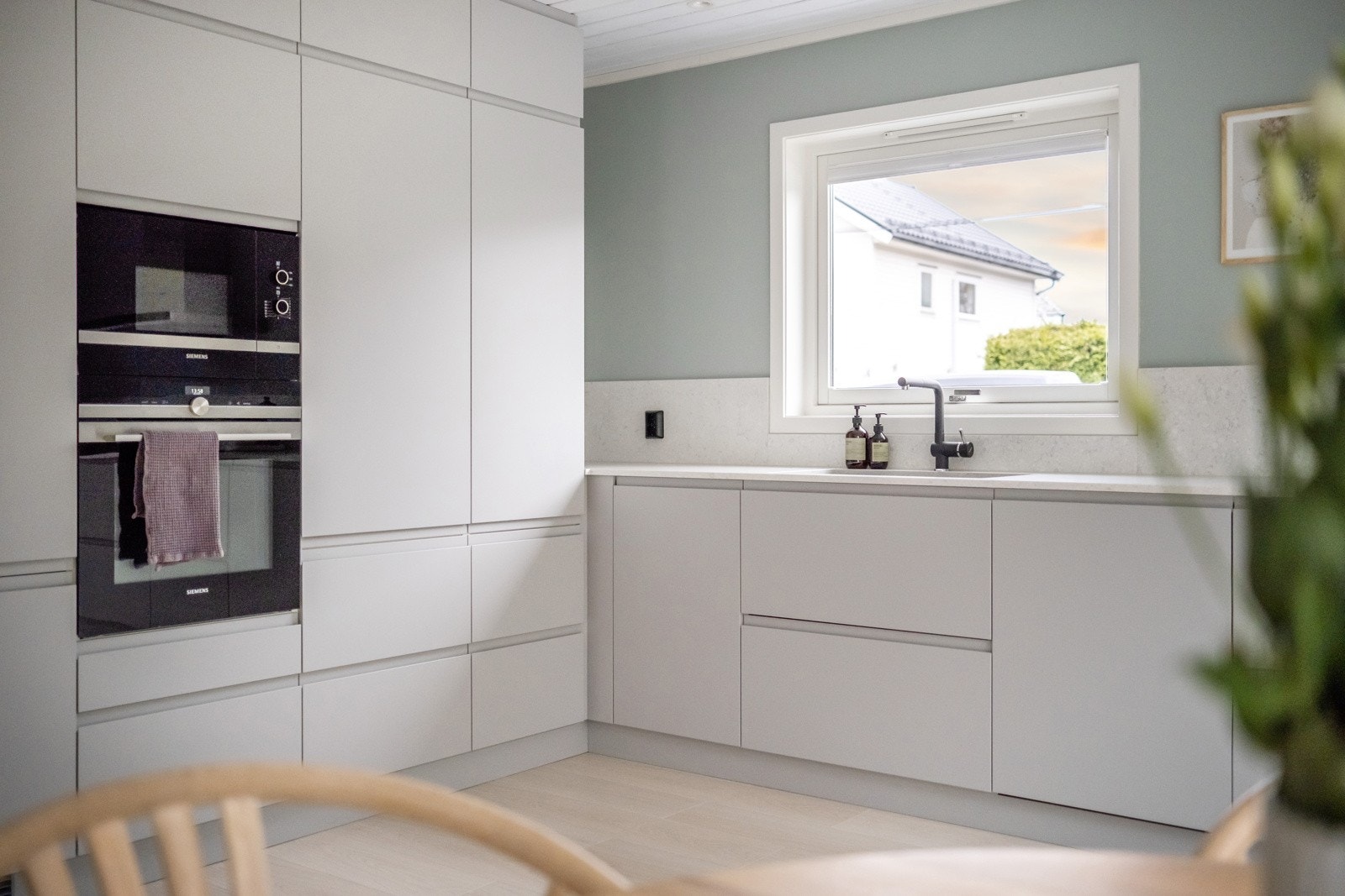 Nyere Kvik-kjøkken med eksklusiv benkeplate av stein fra 2022. Galleribilde