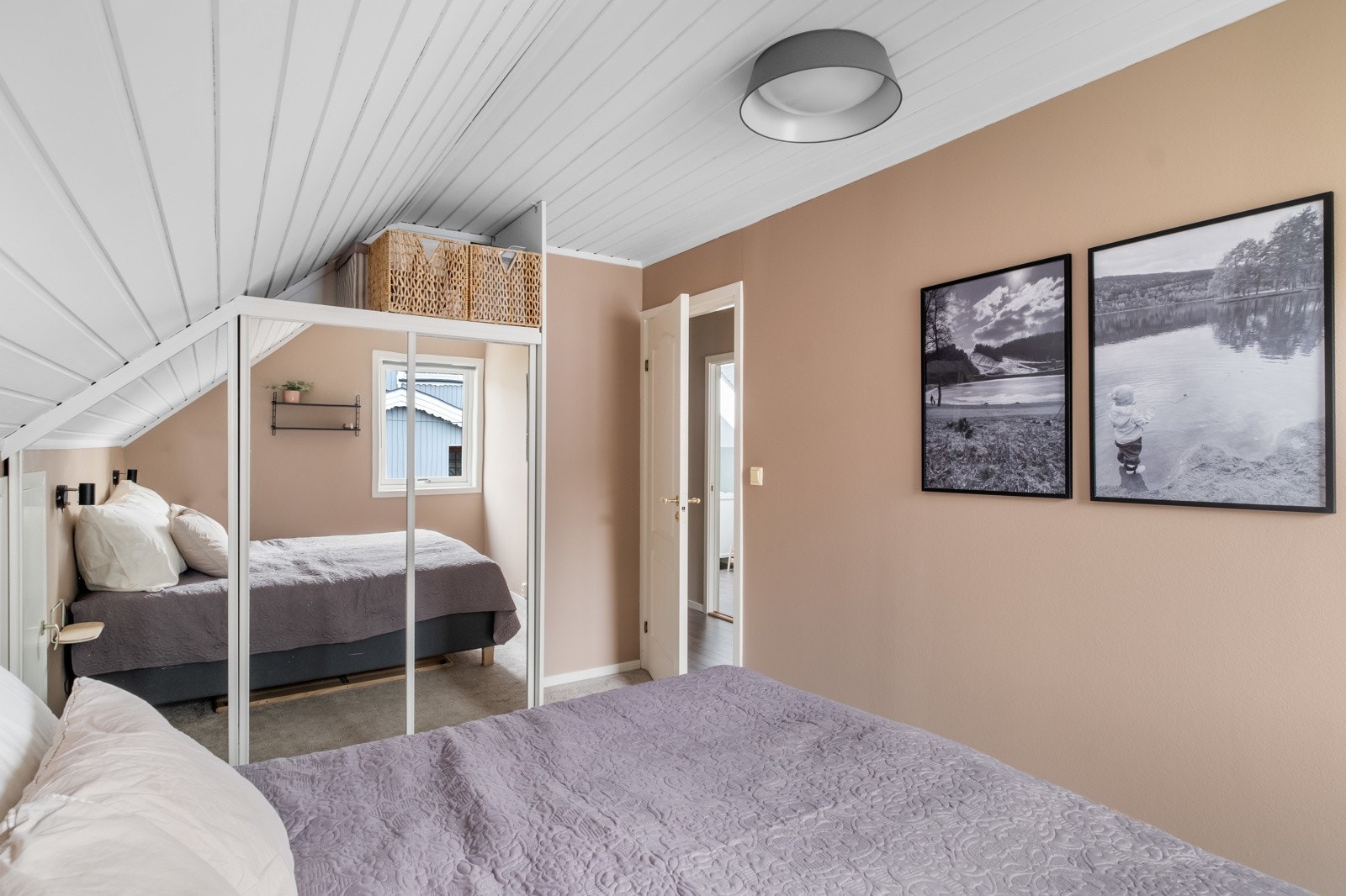 Soverommet har god plass til dobbeltseng og tilhørende møbler. Galleribilde