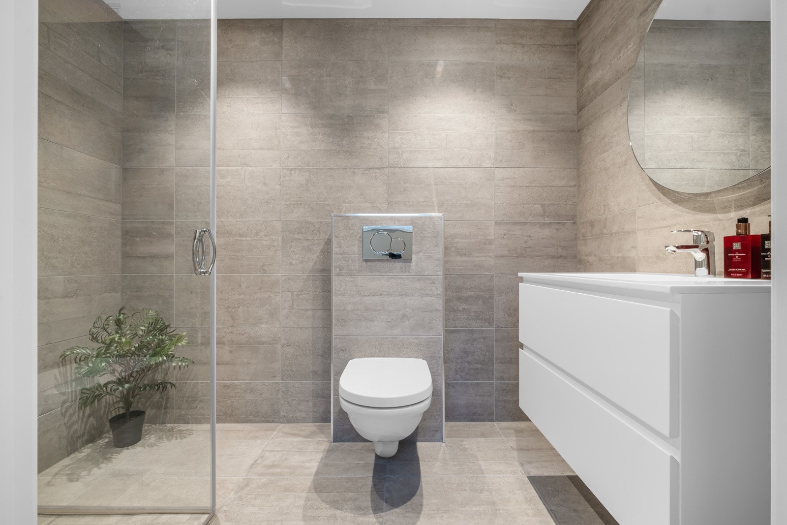 Badet i kjelleren er moderne fra 2020. Her finner du et praktisk flislagt gulv med behagelig gulvvarme, og flislagte vegger som gir et rent og moderne uttrykk. Rommet er ikke godkjent for varig oppholdsrom, ikke byggemeldt. Galleribilde