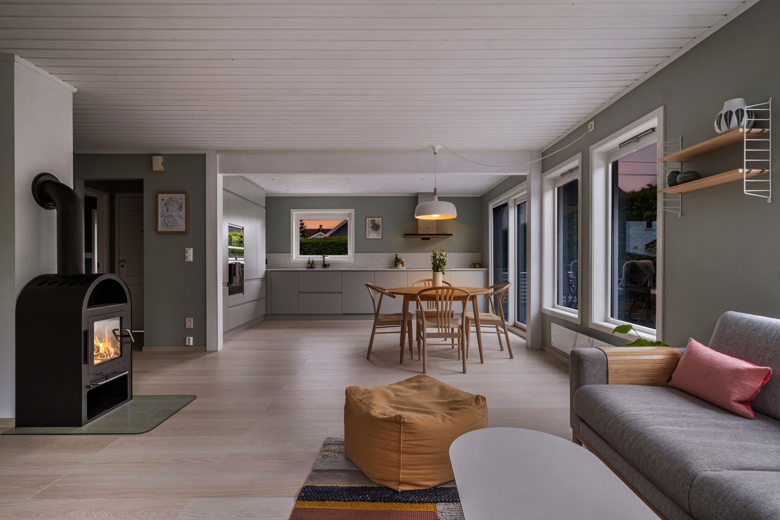 Innbydende stue med laminatgulv og delikate fargetoner som skaper en behagelig atmosfære. Galleribilde