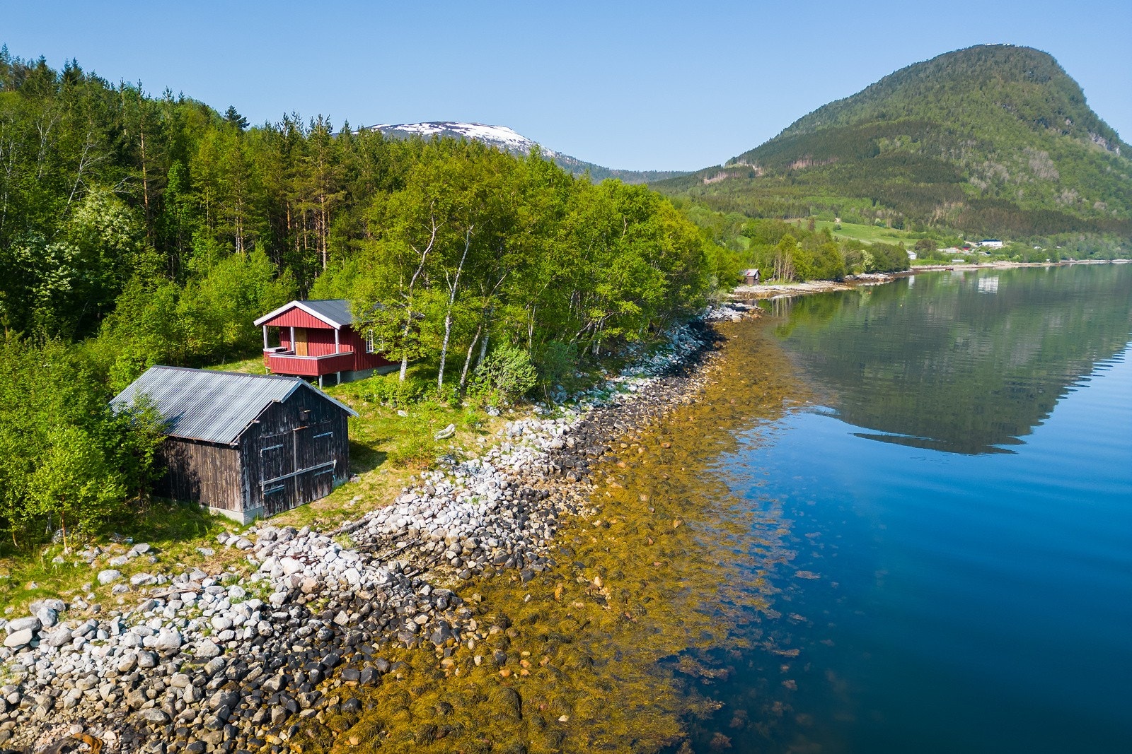 På eiendommen er det også et naust Galleribilde