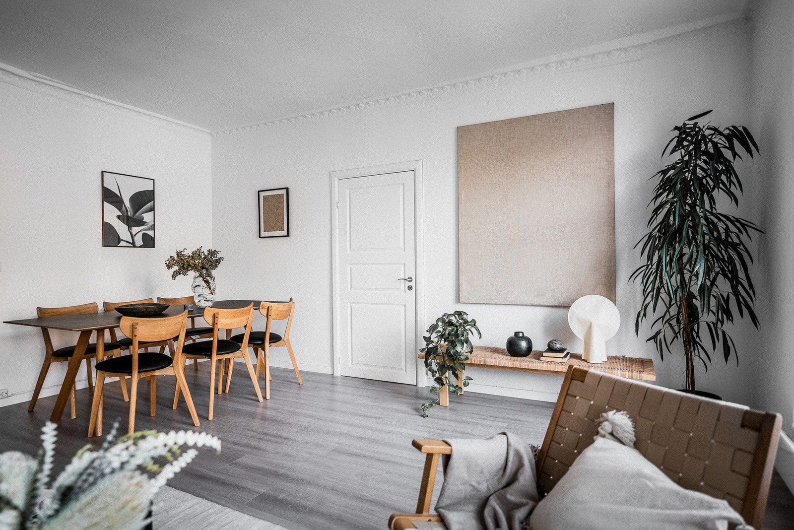 Klassiske detaljer med stukkatur og rosetter. Galleribilde
