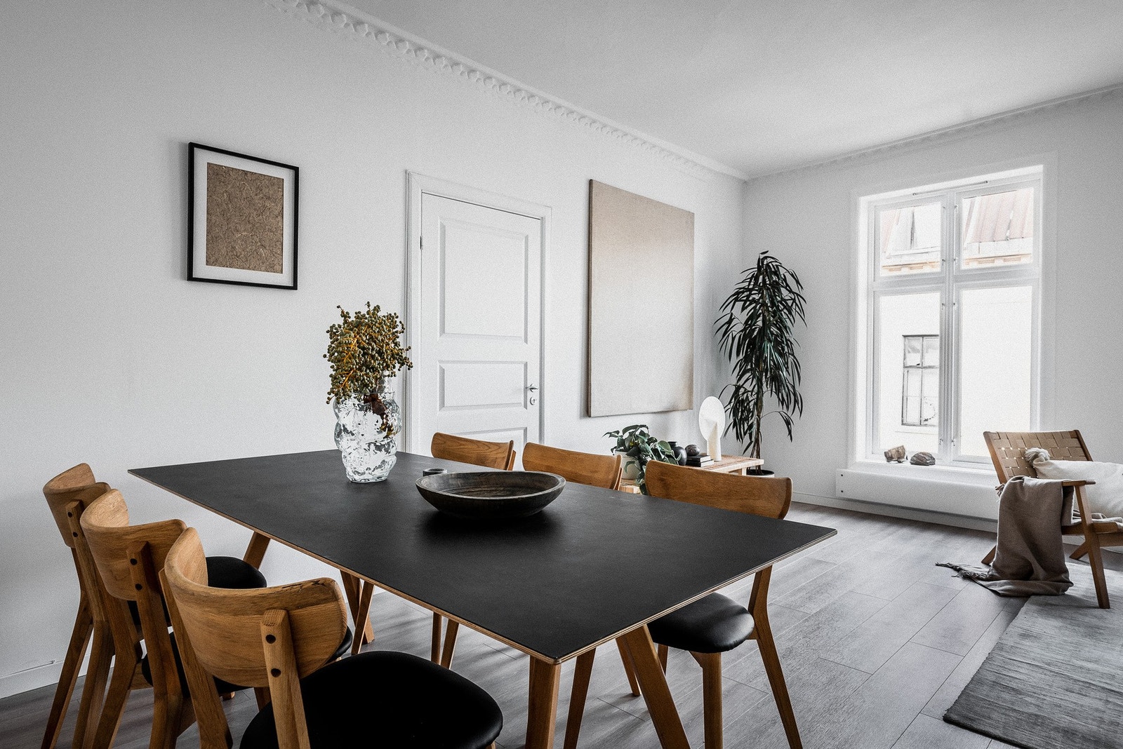 God plass til sofagruppe og spisebord. Galleribilde
