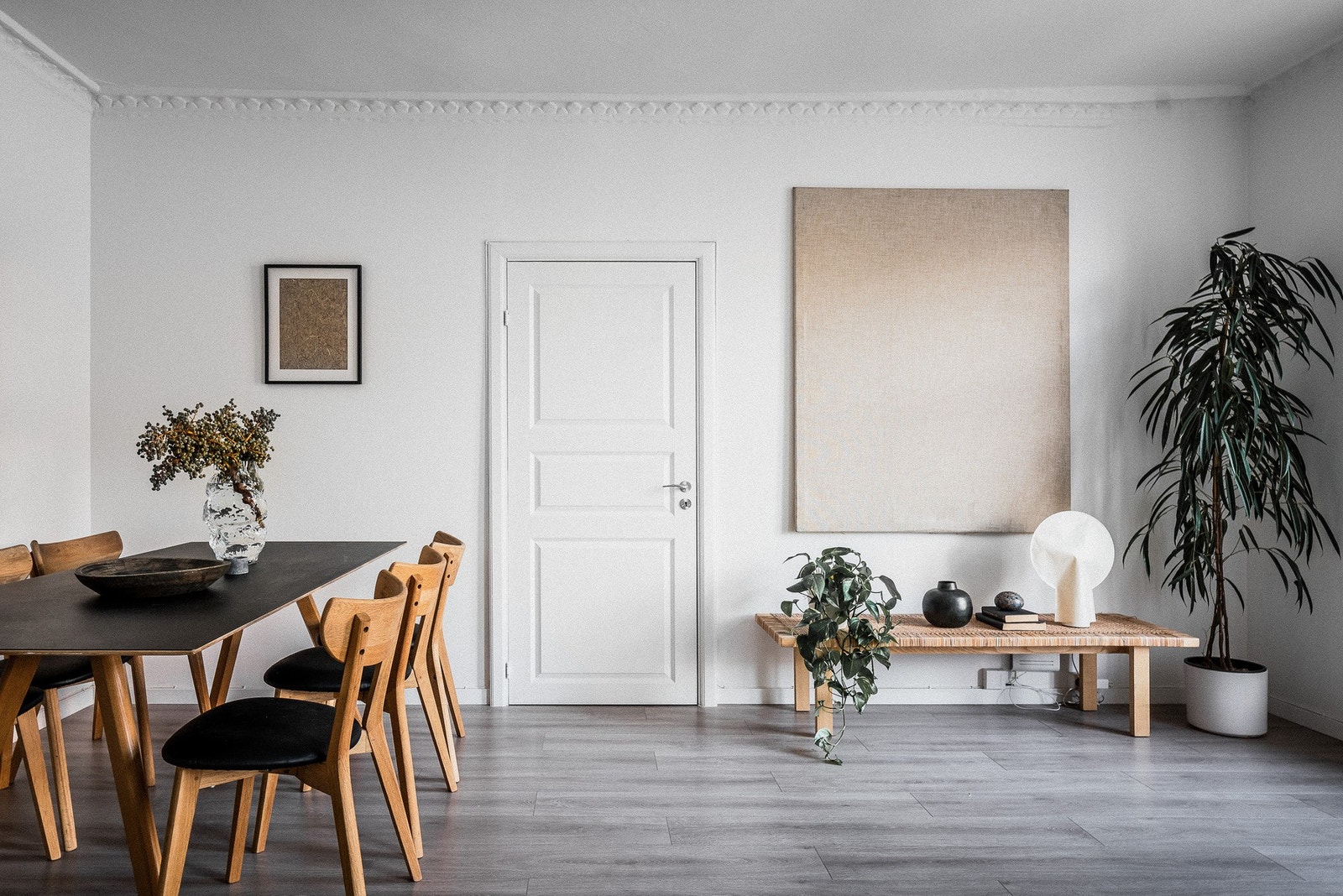 Romslig stue med åpen atmosfære. Galleribilde