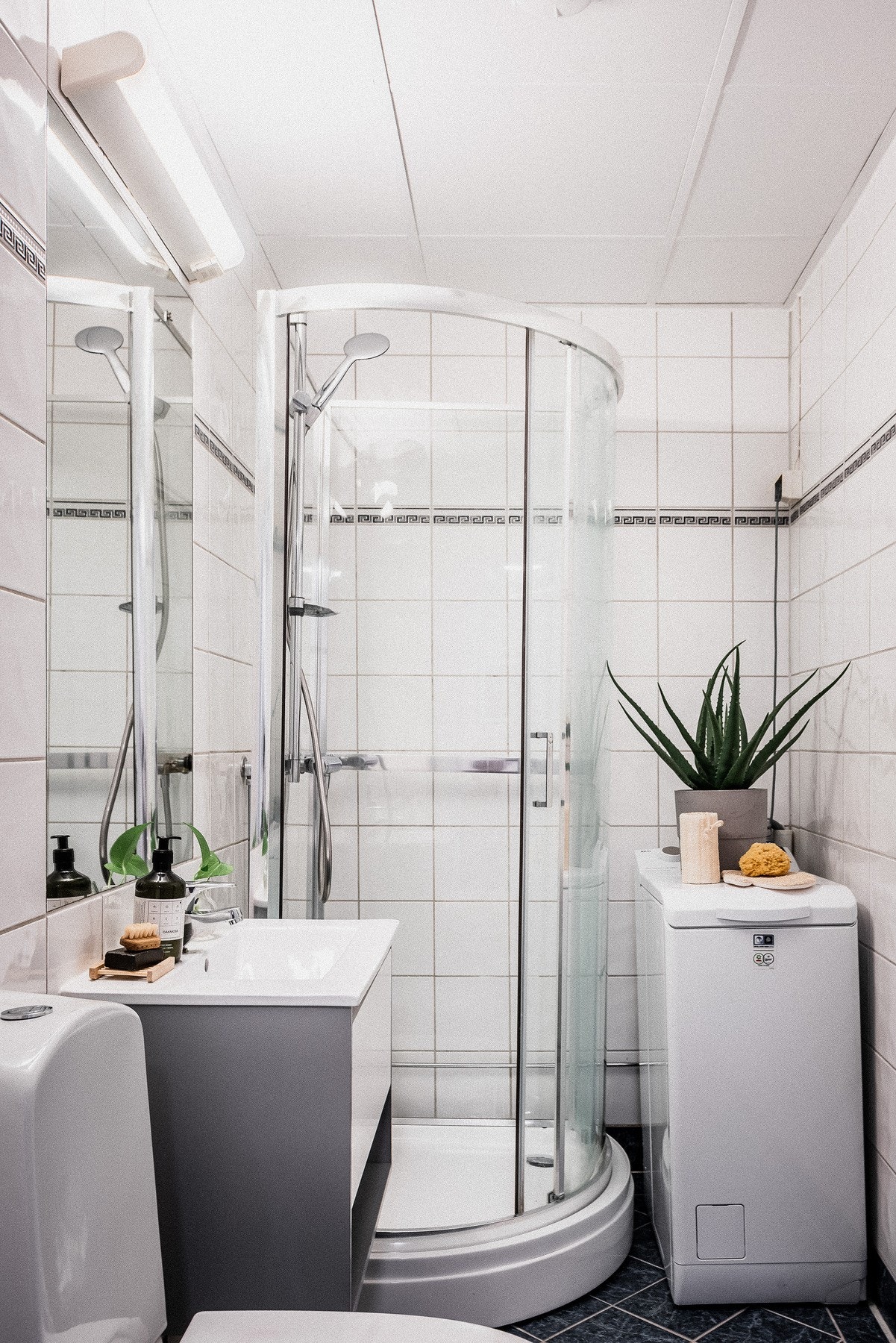 Baderom med flislagte overflater. Galleribilde
