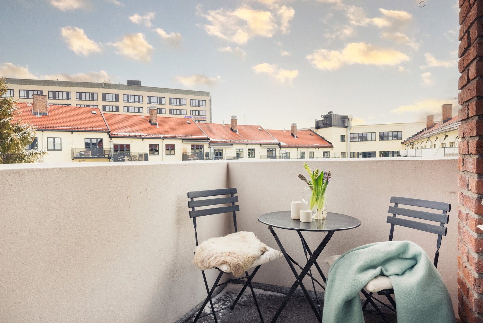 Hyggelig balkong på ca. 3,5kvm med gode solforhold og åpent utsyn. Galleribilde