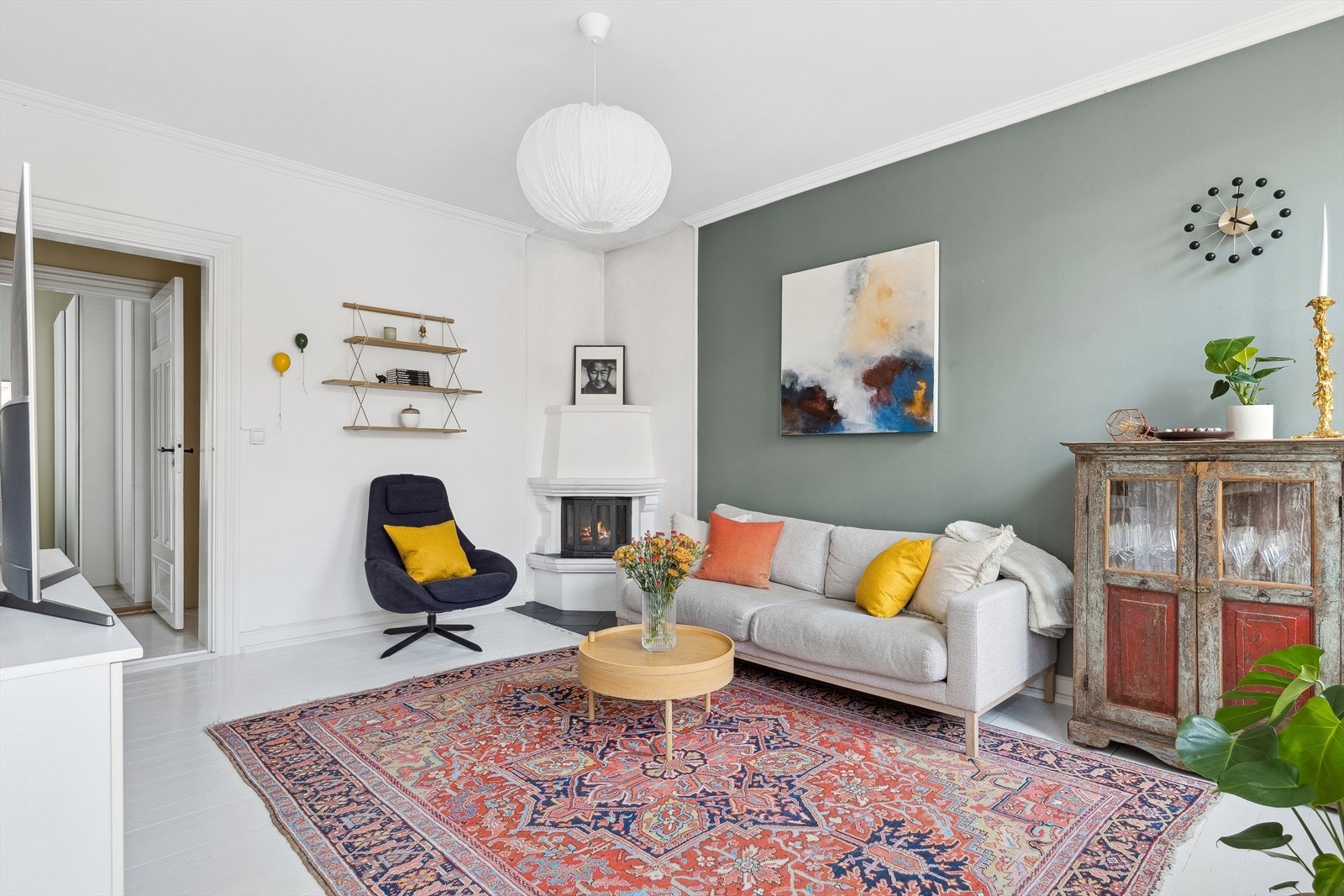 Lys og romslig stue med god plass til stor sofa, tv-møblement m.m. Galleribilde