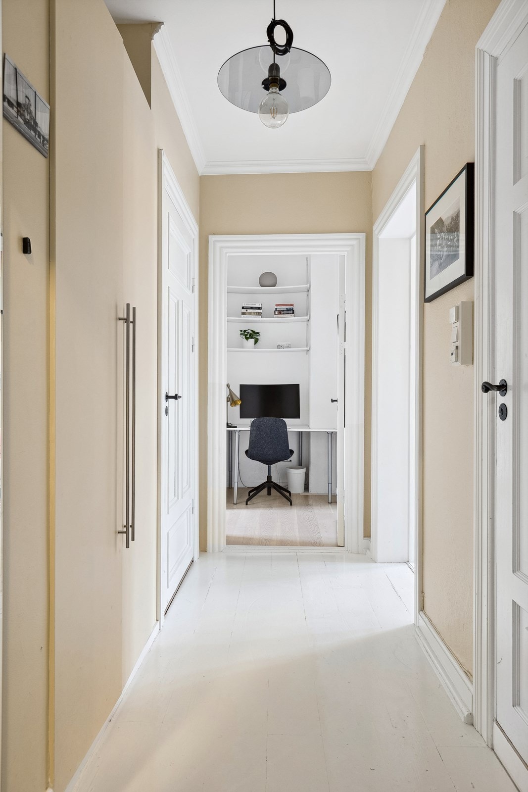 Her ønskes du velkommen inn i en innbydende entré med fin plass til å henge fra seg yttertøy og sko i plassbygget garderobe. Galleribilde