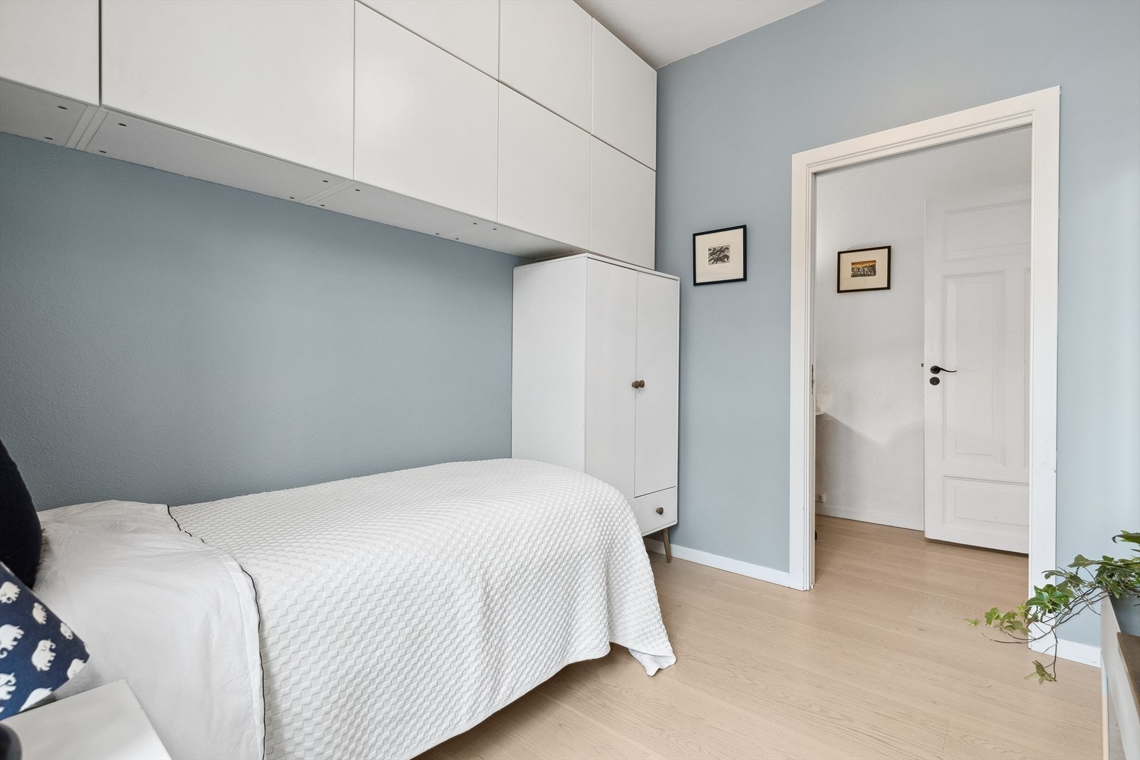 Soverom 2 med vegghengte skap for optimal arealutnyttelse. Galleribilde