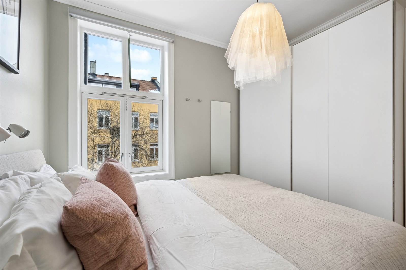 På hovedsoverommet har du plass til dobbeltseng og det er godt med skapplass. Galleribilde