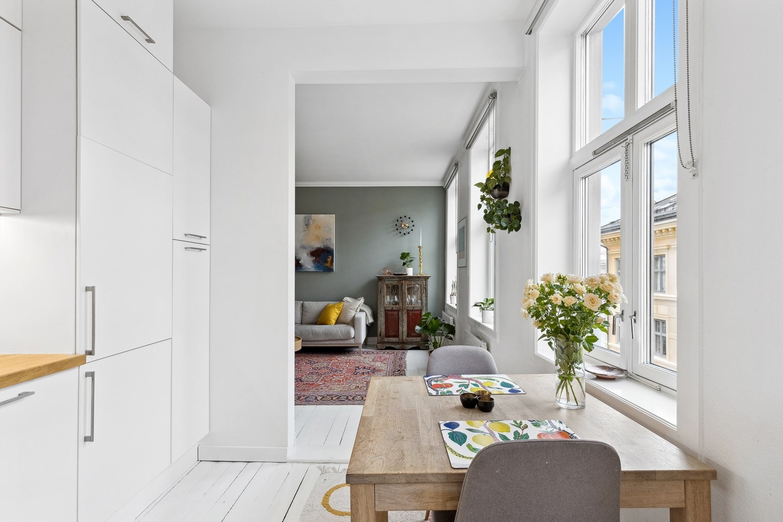 Fra stuen føres man videre til et lyst og moderne kjøkken med plass til spisebord. Galleribilde