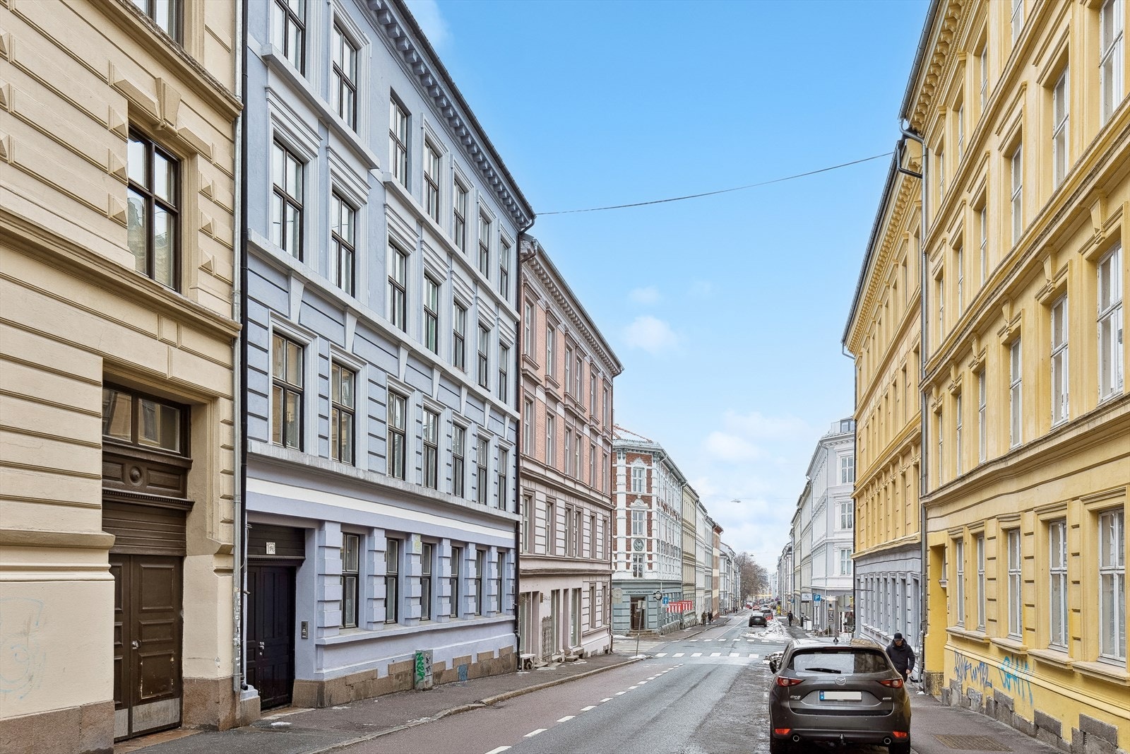 Beliggenheten egner seg ypperlig for deg som er glad i et yrende byliv, men likevel ønsker å trekke deg tilbake. Galleribilde