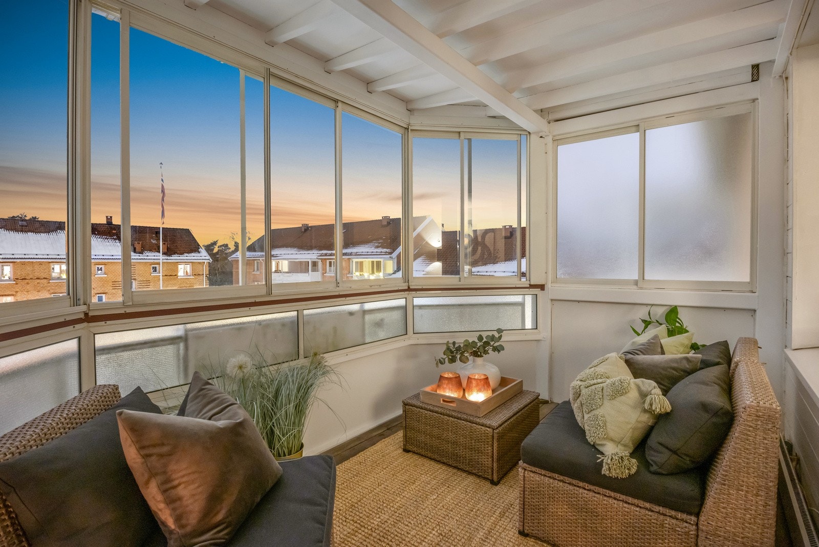 Vestvendt, innglasset balkong med svært gode solforhold. Galleribilde