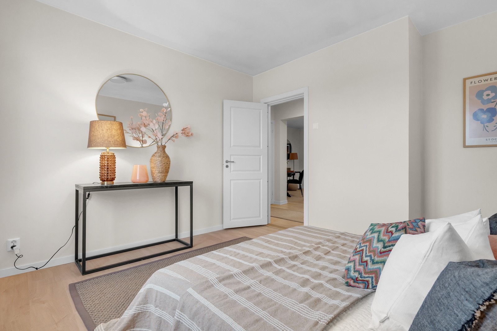 Det er også mulig å sette opp garderobeskap langs veggen og i nisjen. Galleribilde