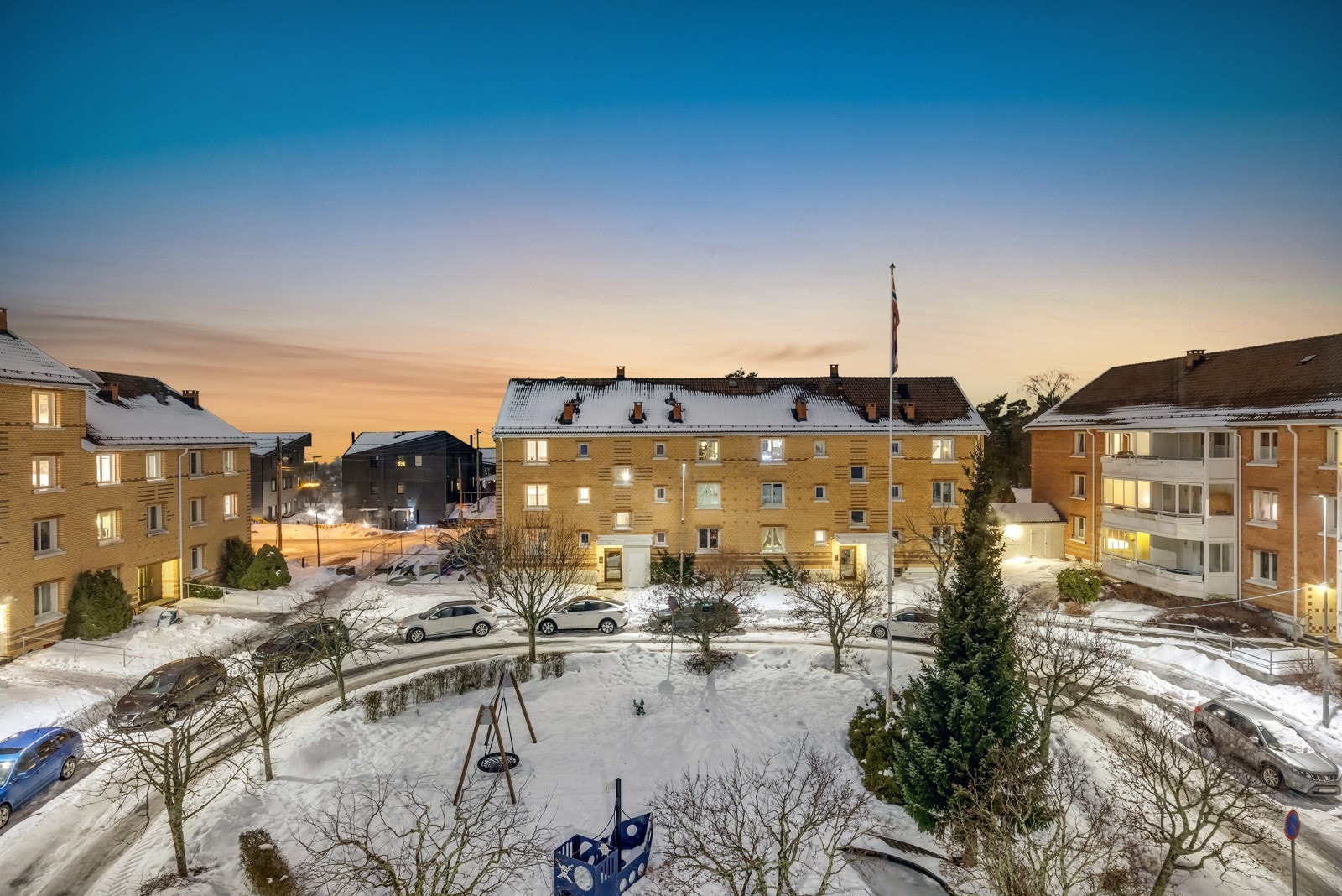 Luftig og fint utsyn over fellesarealet. Galleribilde