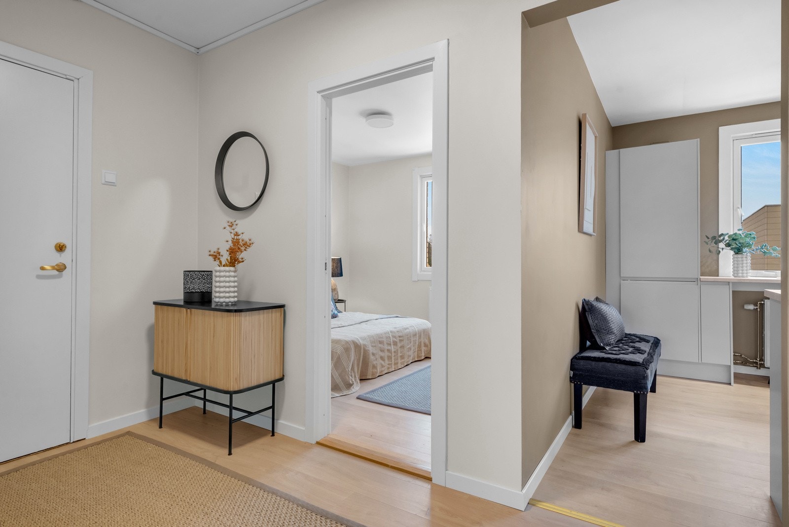 Pen entré med plass til garderobe. Det elektriske anlegget er Galleribilde