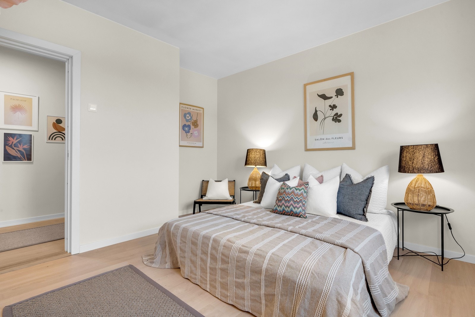 Soverommet har god plass til en dobbeltseng og nattbord. Galleribilde