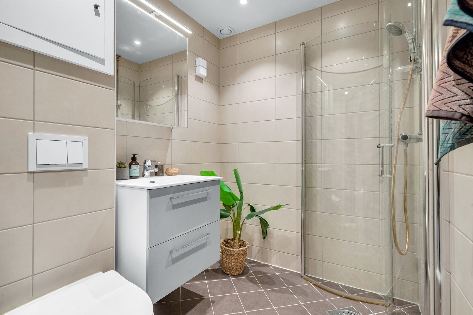 Badet ble totaloppusset av borettslaget i 2021. Det er varmekabler i gulv samt plass til vaskemaskin og tørketrommel. Galleribilde