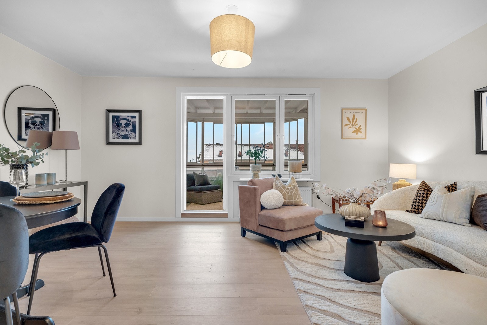 Stilren 2-roms toppleilighet på 54 kvm. Totaloppusset i 2024 med unntak av badet som ble tatt i regi av borettslaget i 2021. Galleribilde