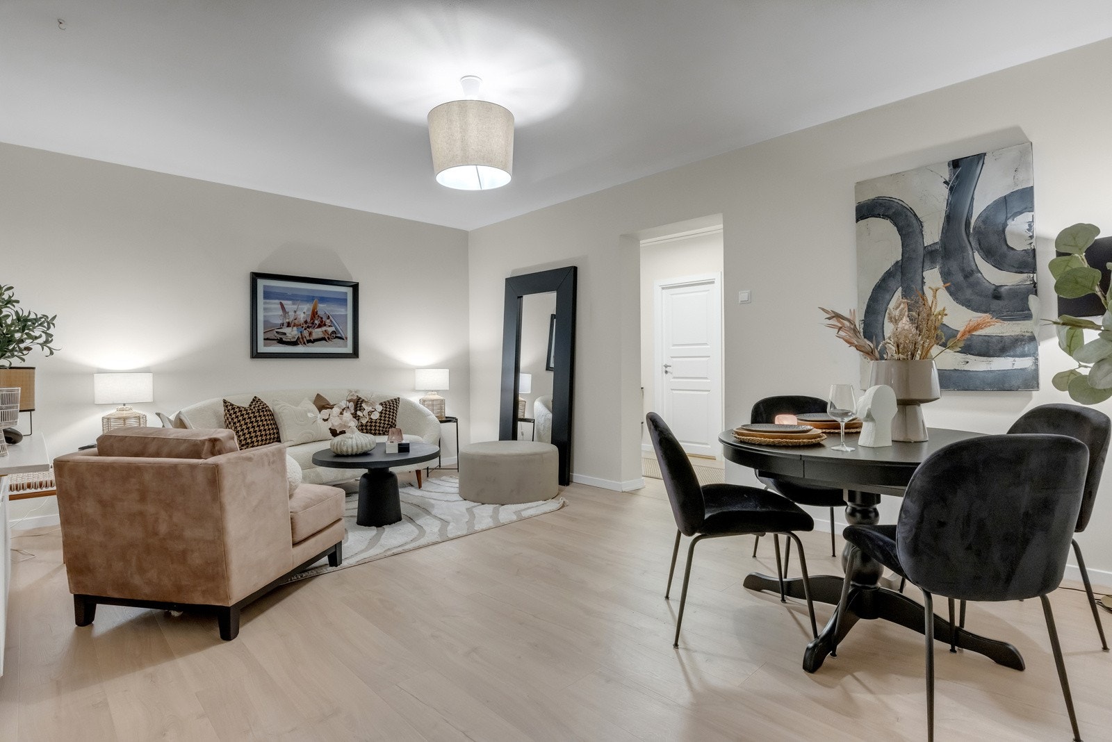 Planløsningen i rommet gir god plass for sofagruppe og et stort spisebord. Galleribilde