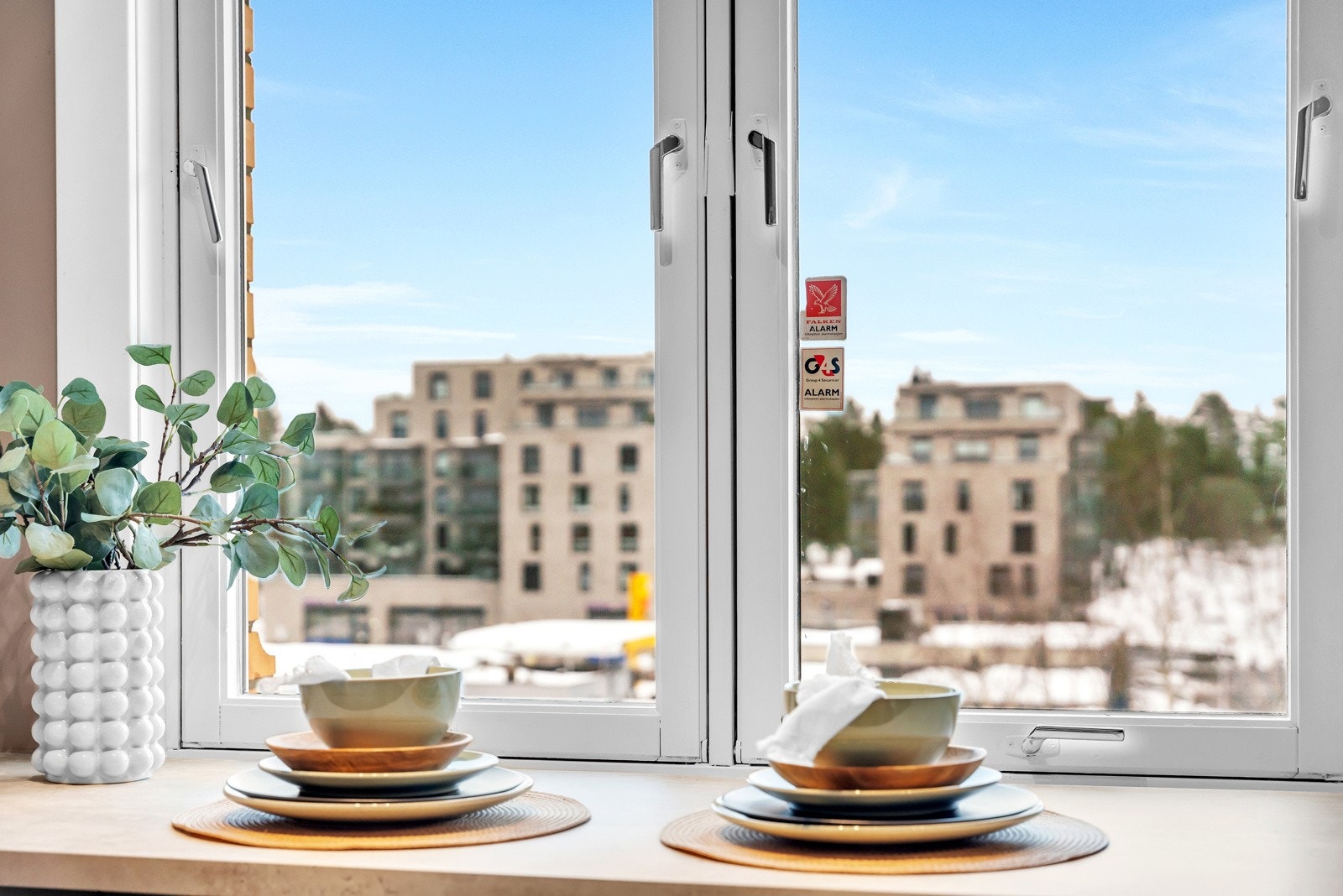 Fin spiseplass ved vinduet. Galleribilde