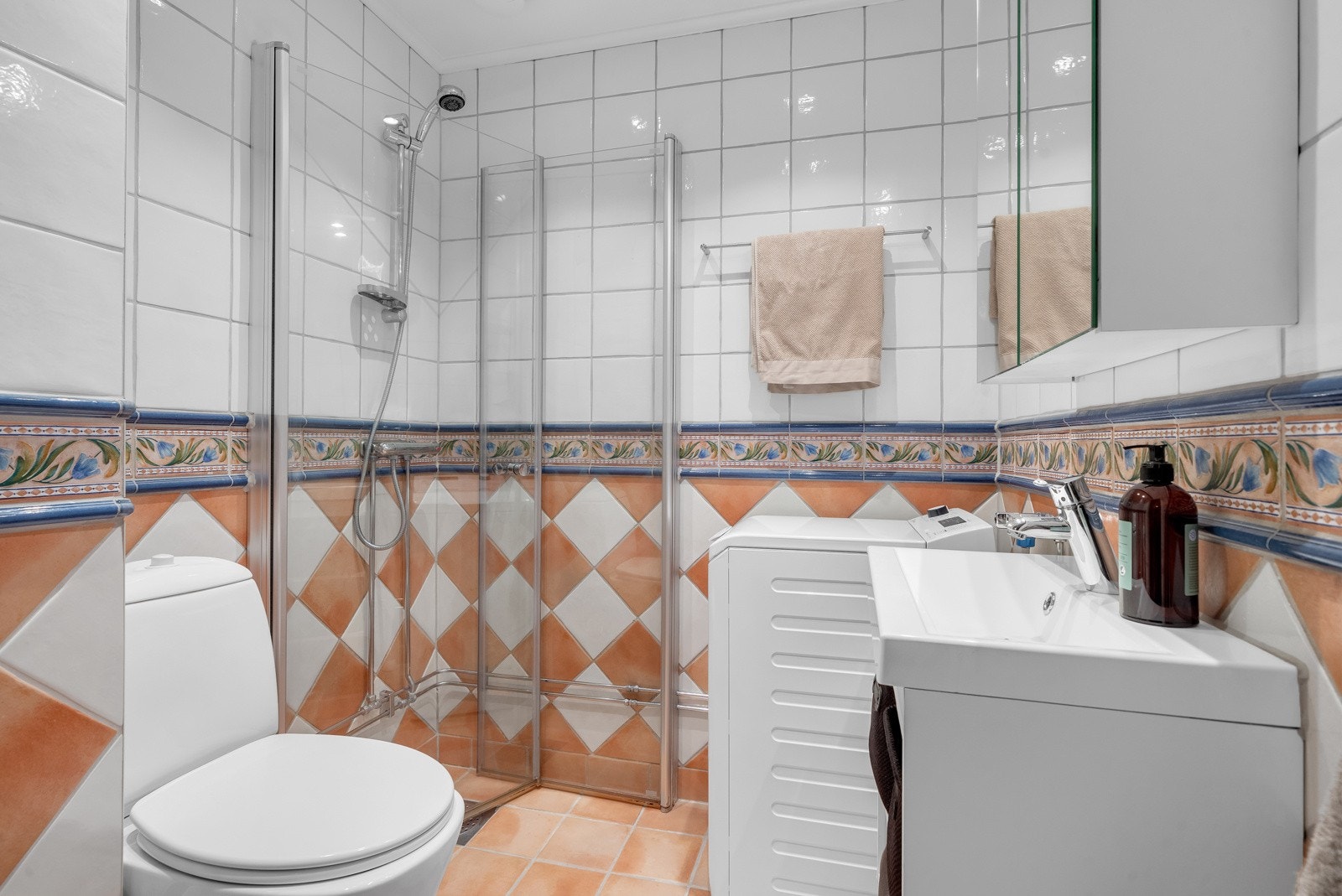 Badet er plasseffektivt og flislagt Galleribilde