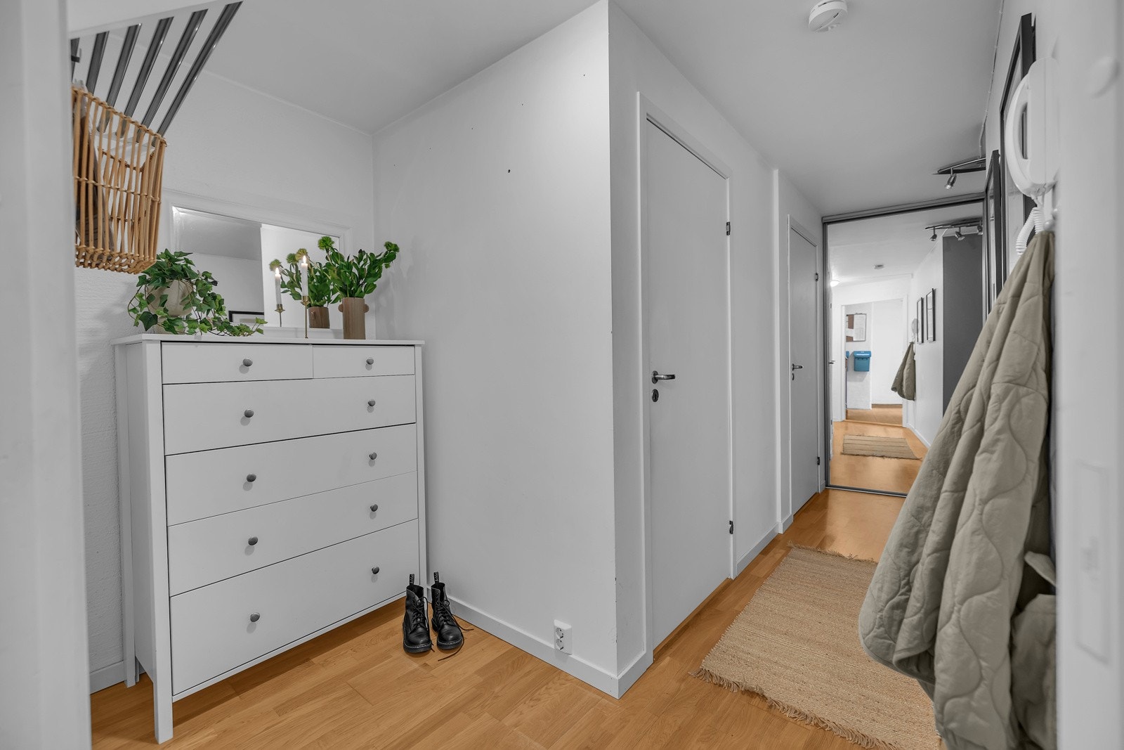 Velkommen inn, det første som møter deg er dette praktiske inngangspartiet som leder deg til vaskerom, bad og videre inn i boligen Galleribilde