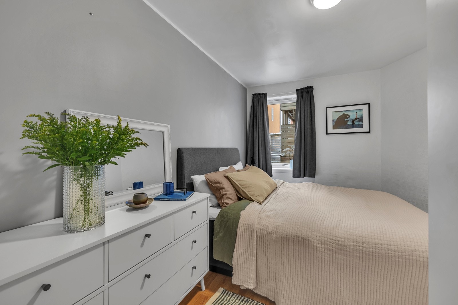 Koselig og romslig soverom med plass til både dobbeltseng og garderobe Galleribilde