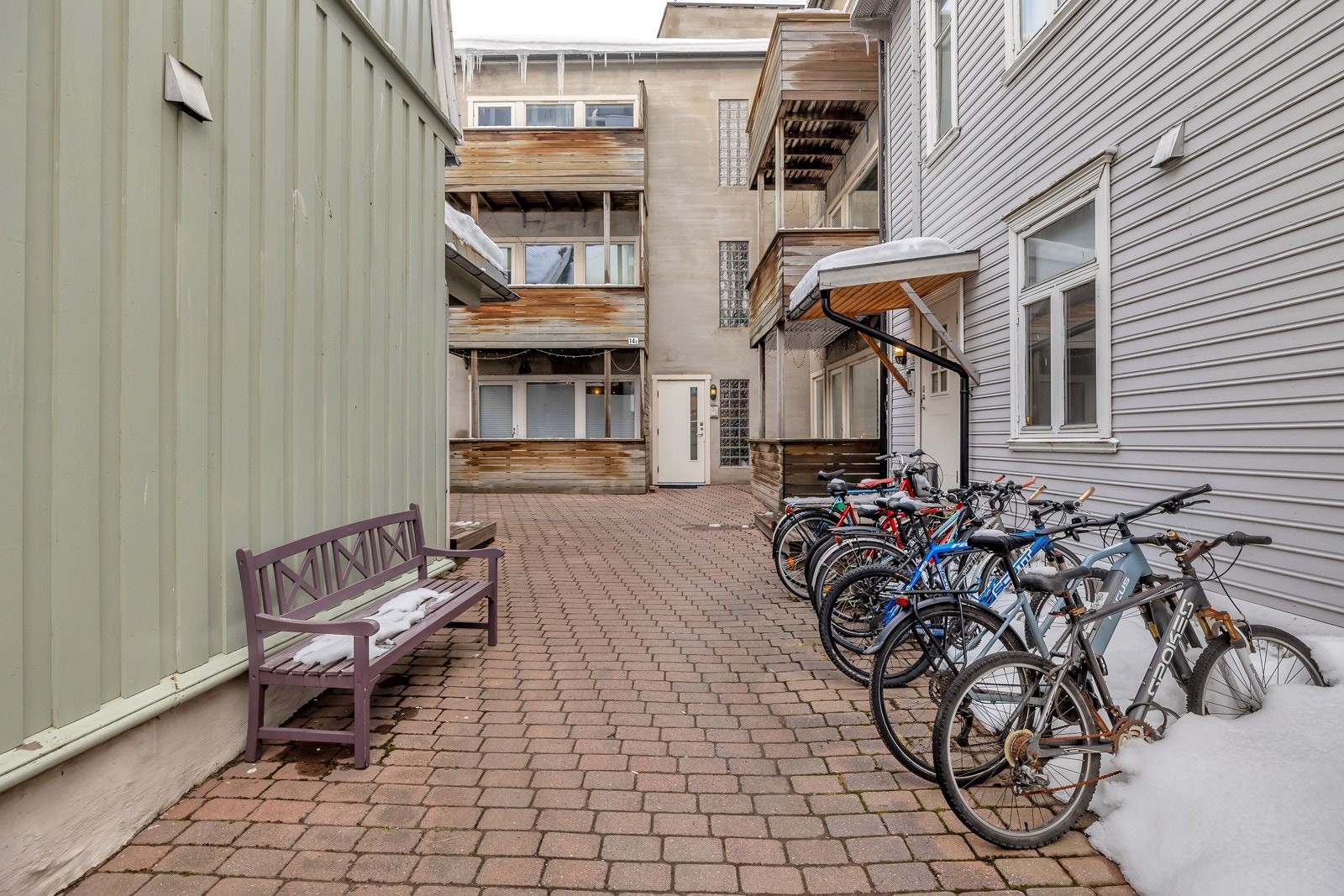 Fra porten mot Storgata ledes du inn til sameiets felles steinlagte bakgård Galleribilde