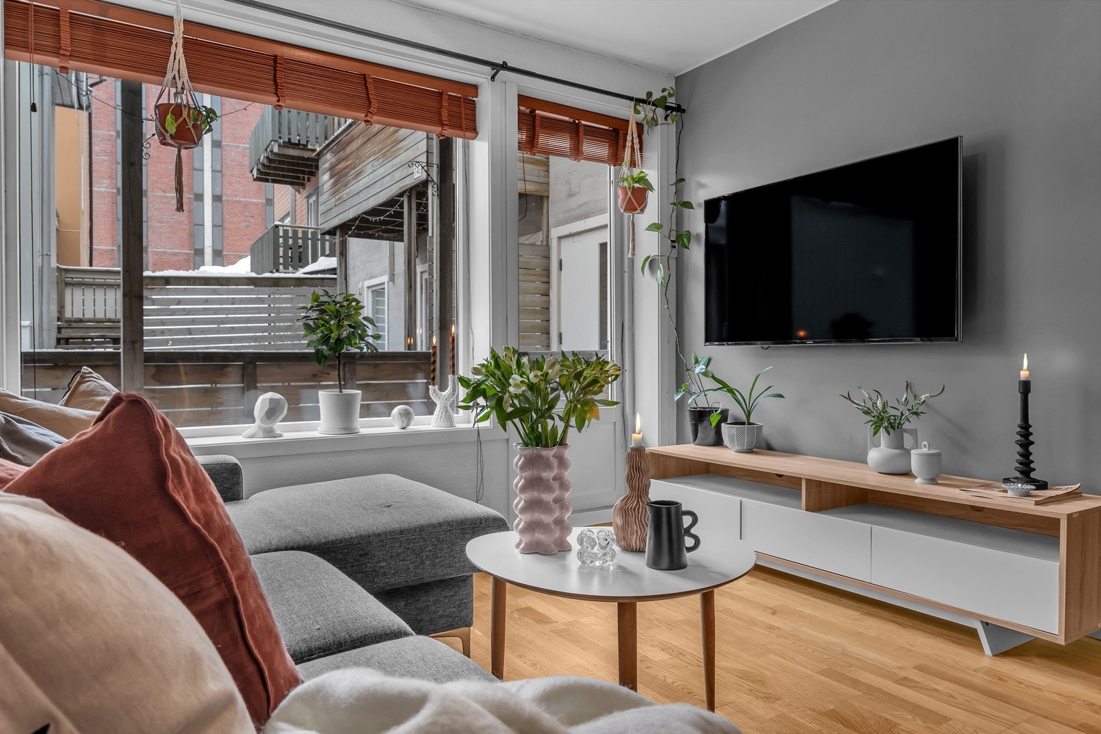 Fra dagligstuen går du ut til overbygget markterrasse Galleribilde