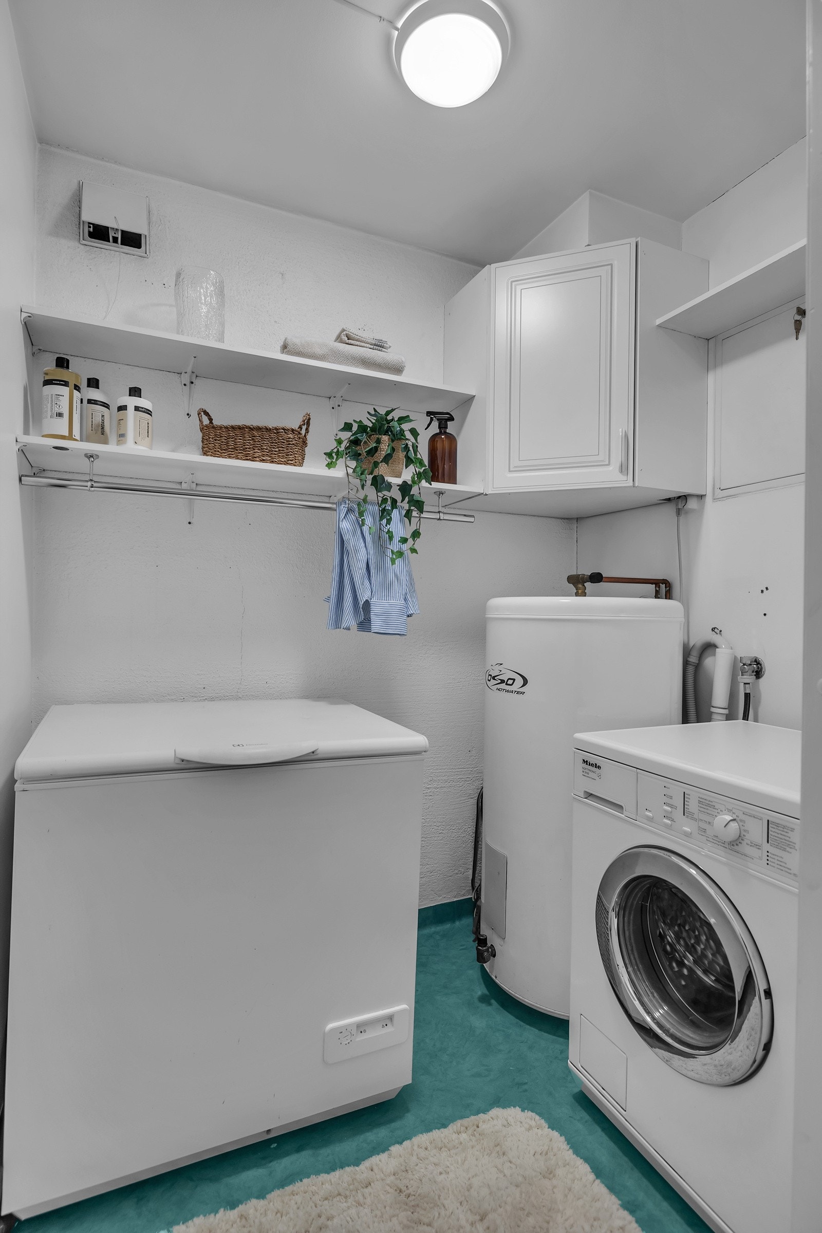En super kvalitet med Storgata 14C er bod/vaskerommet. Her har du både lagring, teknisk rom og opplegg for vaskemaskin Galleribilde
