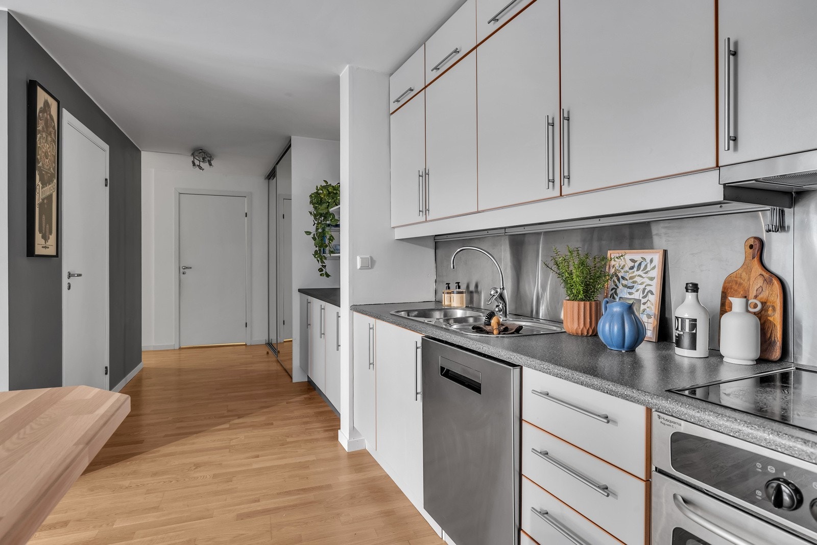 Mellom bad og vaskerom finner du leilighetens soverom Galleribilde