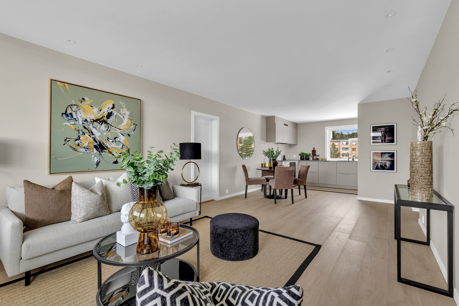 Det er godt med plass til både en større sofa med tilhørende bord, tv-benk og spiseplass. Galleribilde