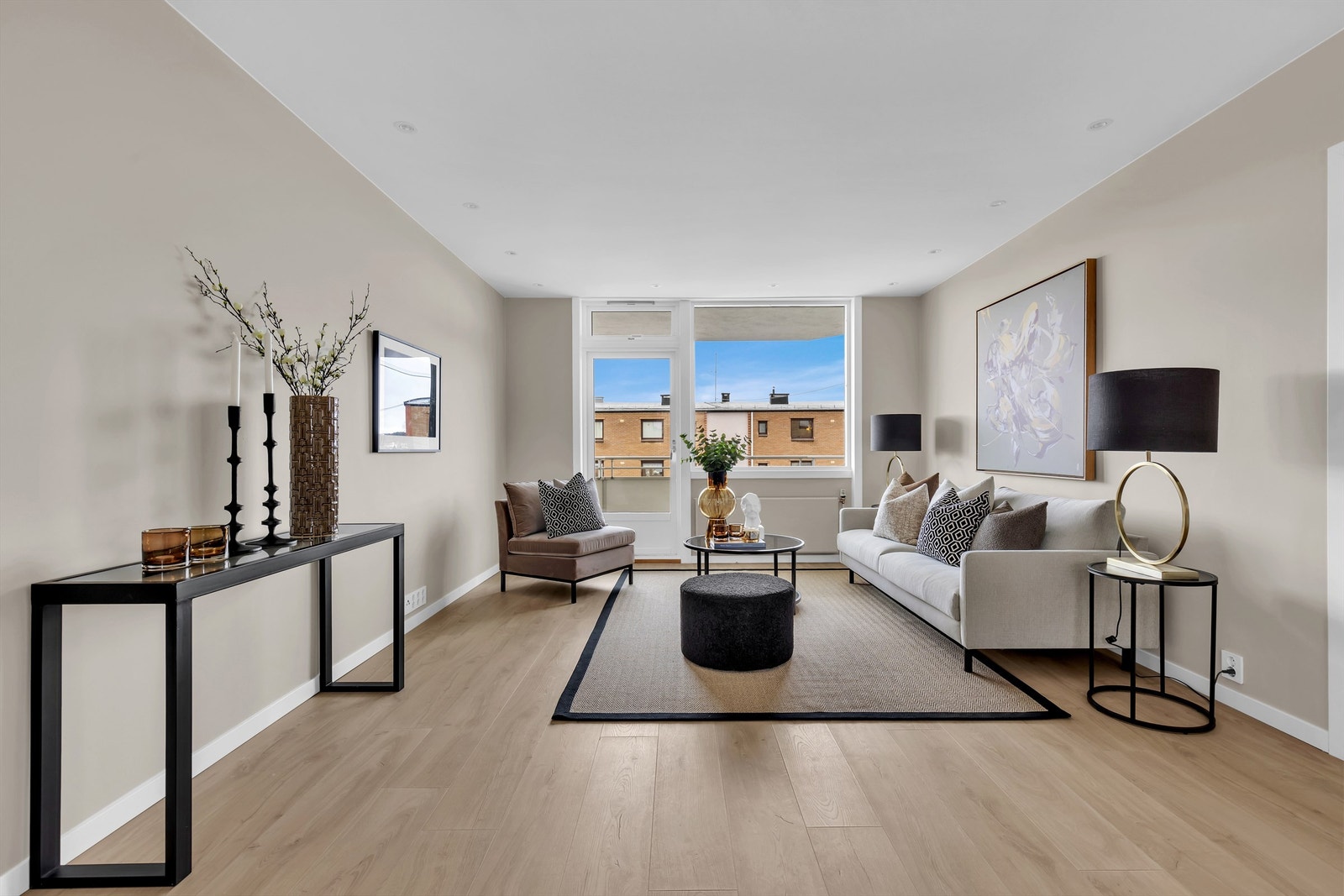 Her får du en strøken og nyoppusset 3-roms malt i lyse og moderne farger. Galleribilde